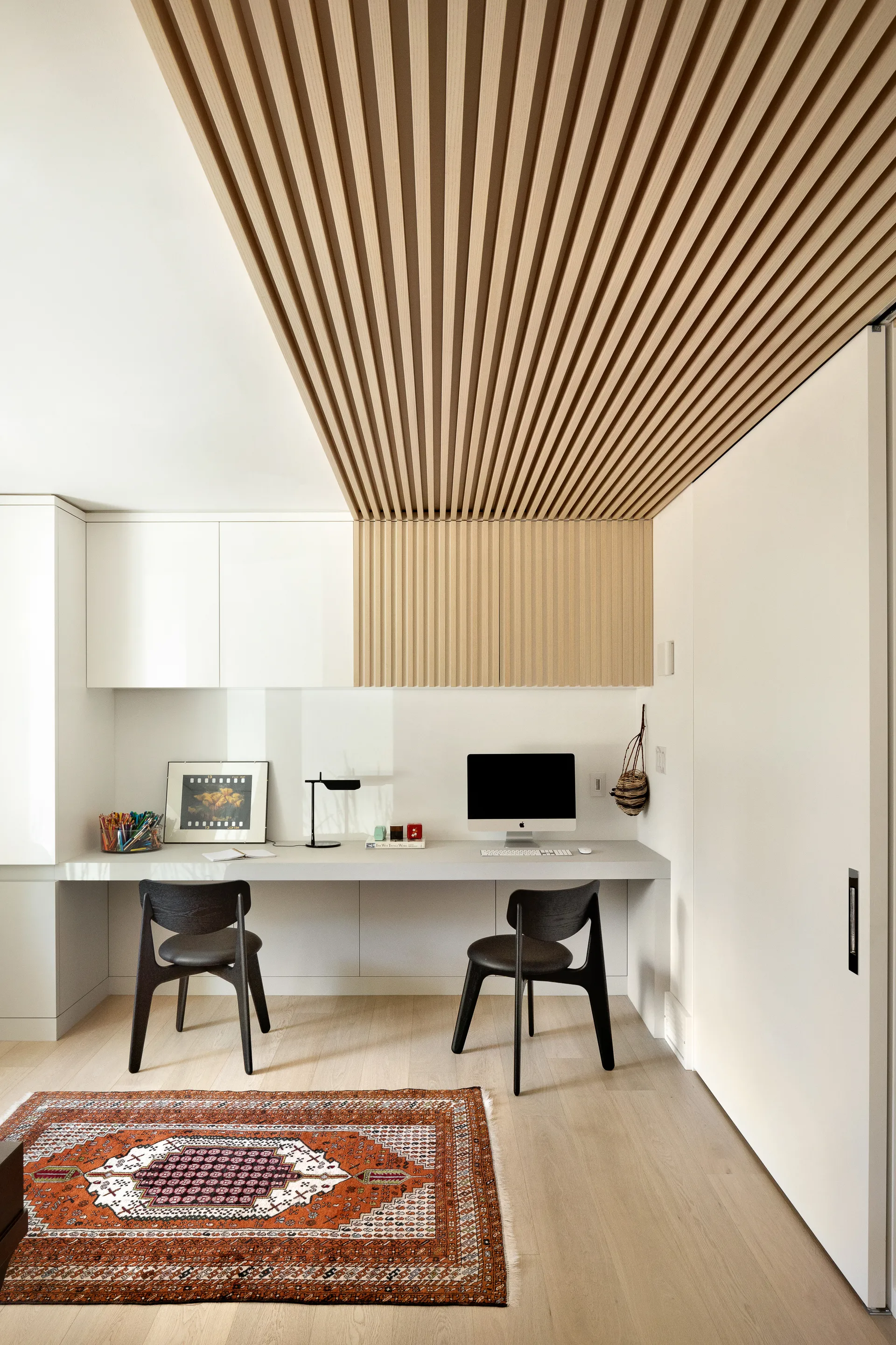 Slab Esszimmerstuhl gepolsterter Sitz, Black oak-black leather Tom Dixon