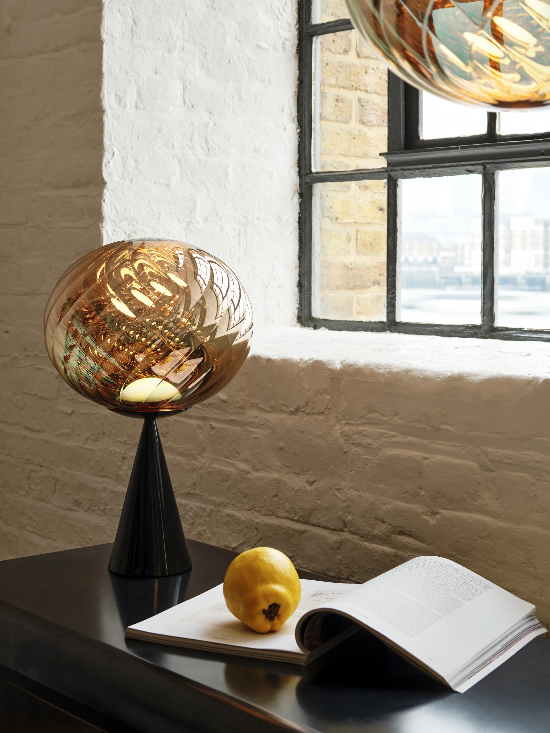 Whirl cone Tablett Tischleuchte, Gold-black Tom Dixon