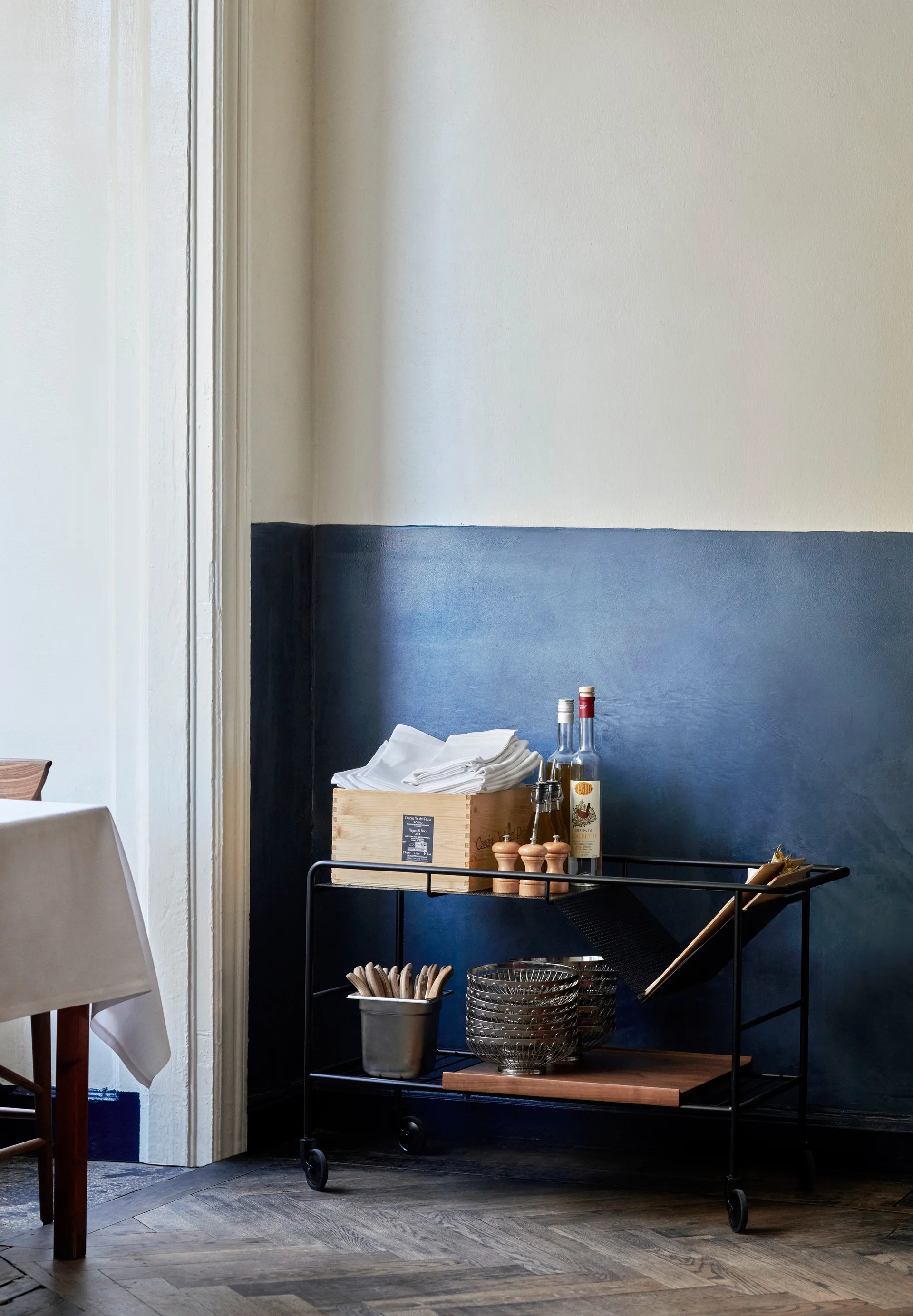 Alima Aufbewahrungswagen lackierte Walnuss, Black & Walnuss lackiert &Tradition