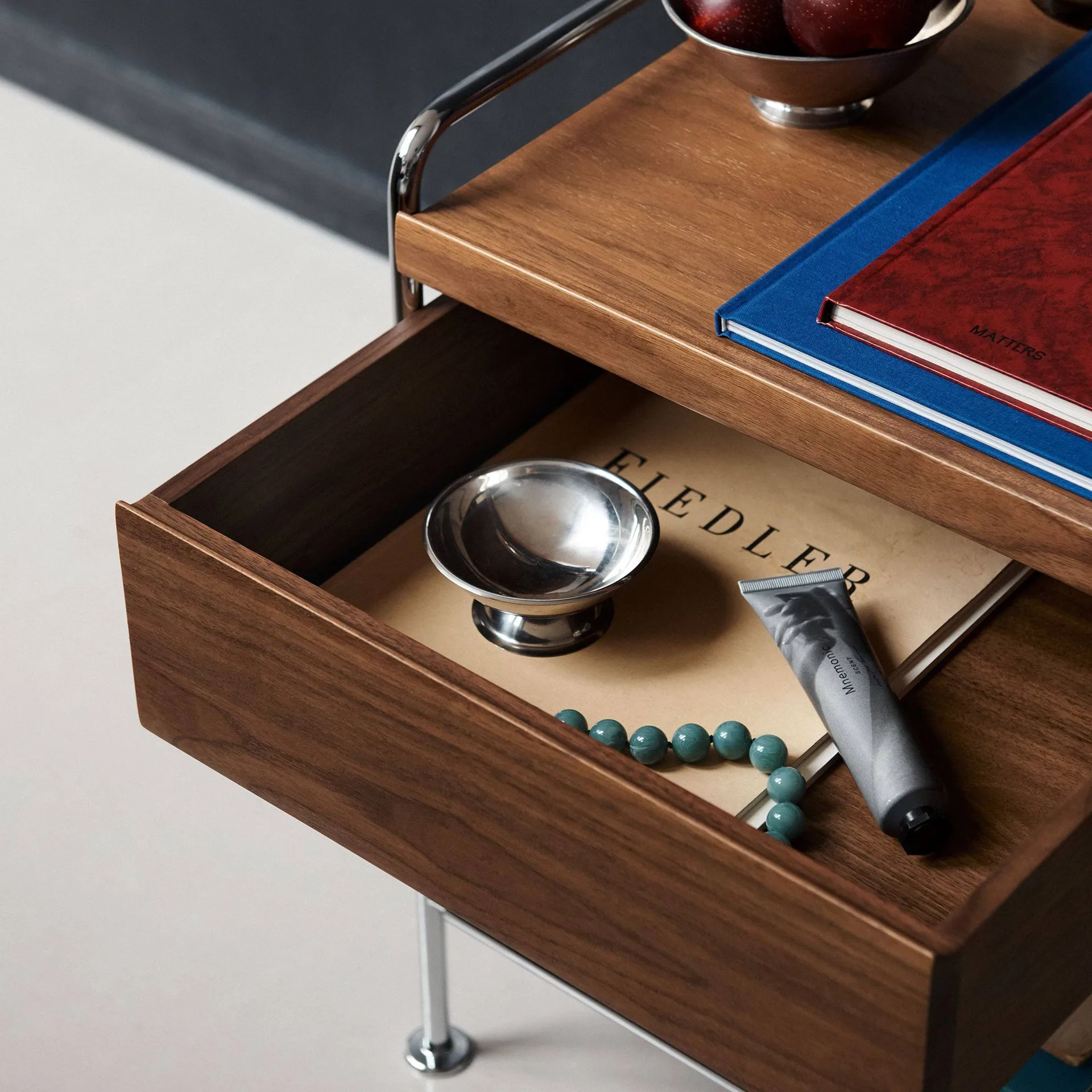 Alima NDS3 Beistelltisch, Lackierte Walnuss-Chrome &Tradition