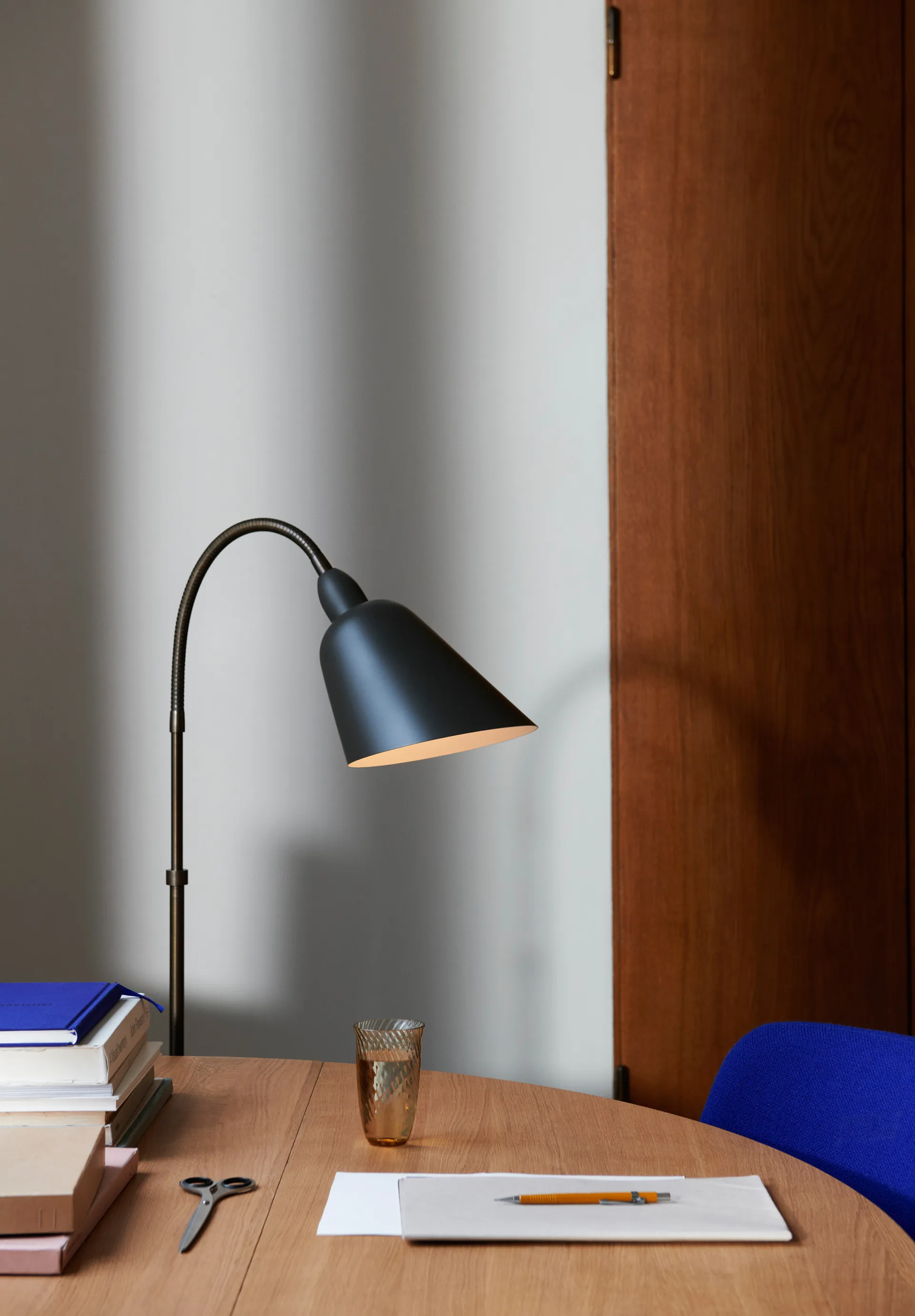 Bellevue AJ7 Stehleuchte Anniversary Edition, Stone grey-bronzed brass &Tradition