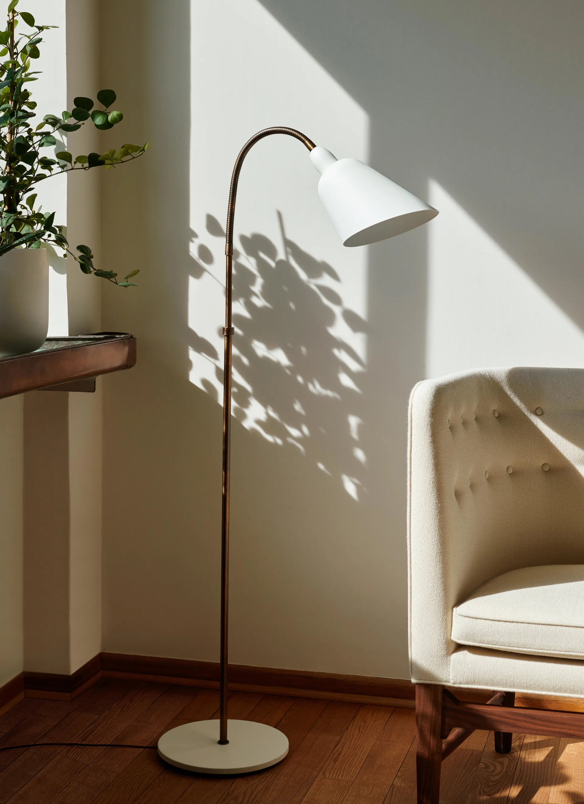 Bellevue AJ7 Stehleuchte Anniversary Edition, White-bronzed brass &Tradition