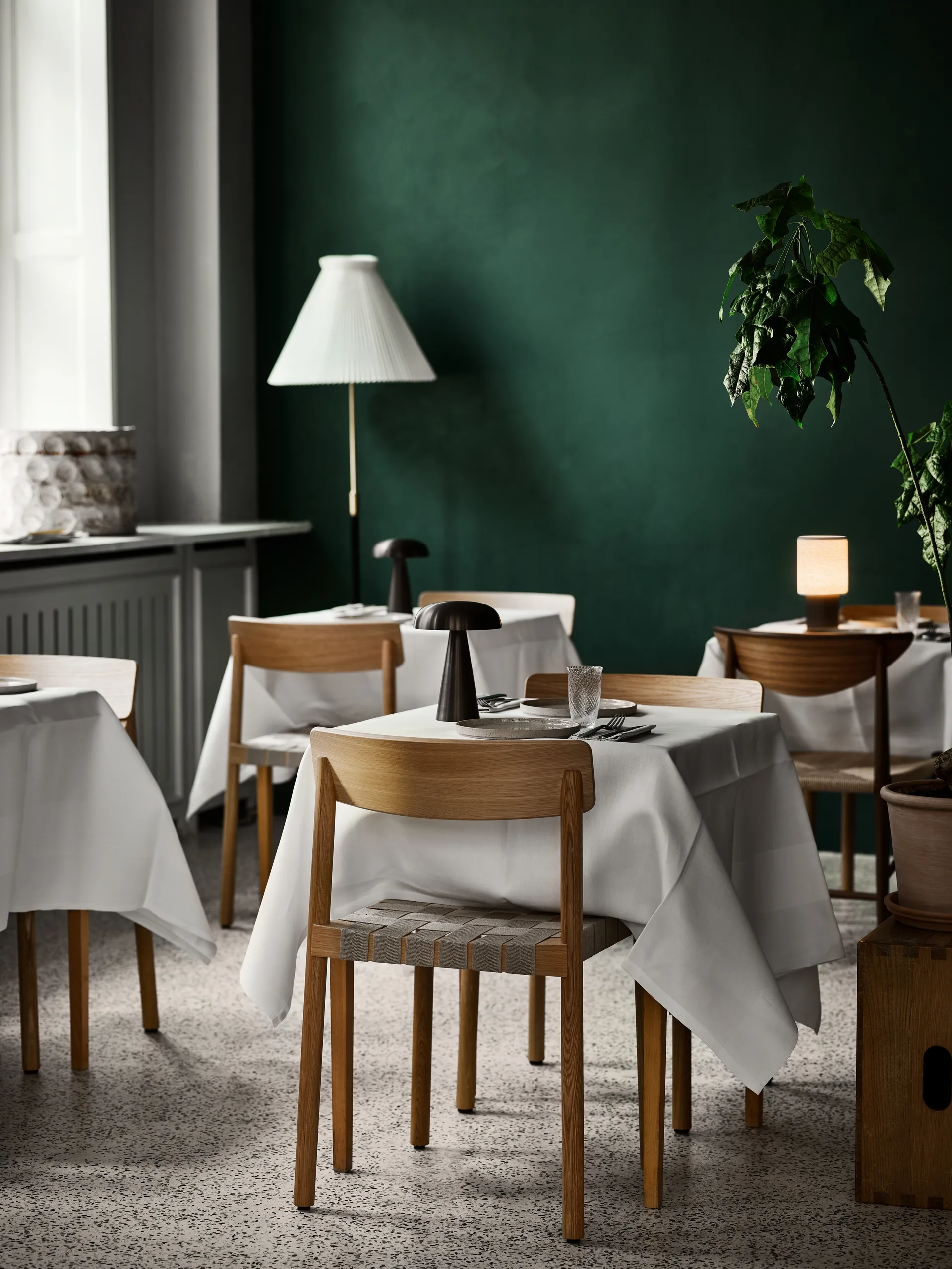 Betty TK1 Stuhl, Eiche-naturgeflochtene Leinenband-Sitzfläche, 6er Pack &Tradition