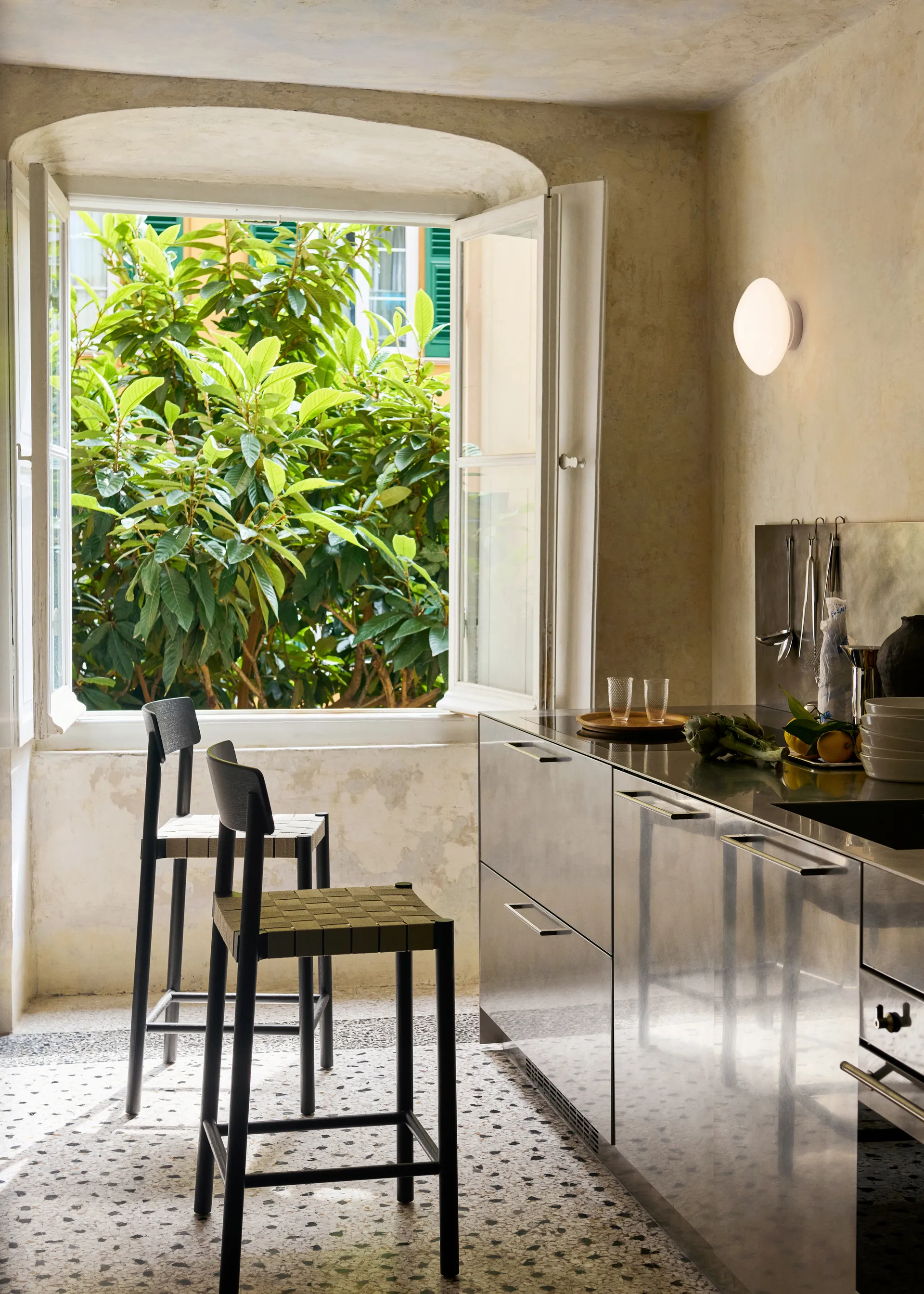 Betty TK12 Counter Chair Barstuhl 65 cm, Naturfarbenes leinen-geräucherte eiche &Tradition