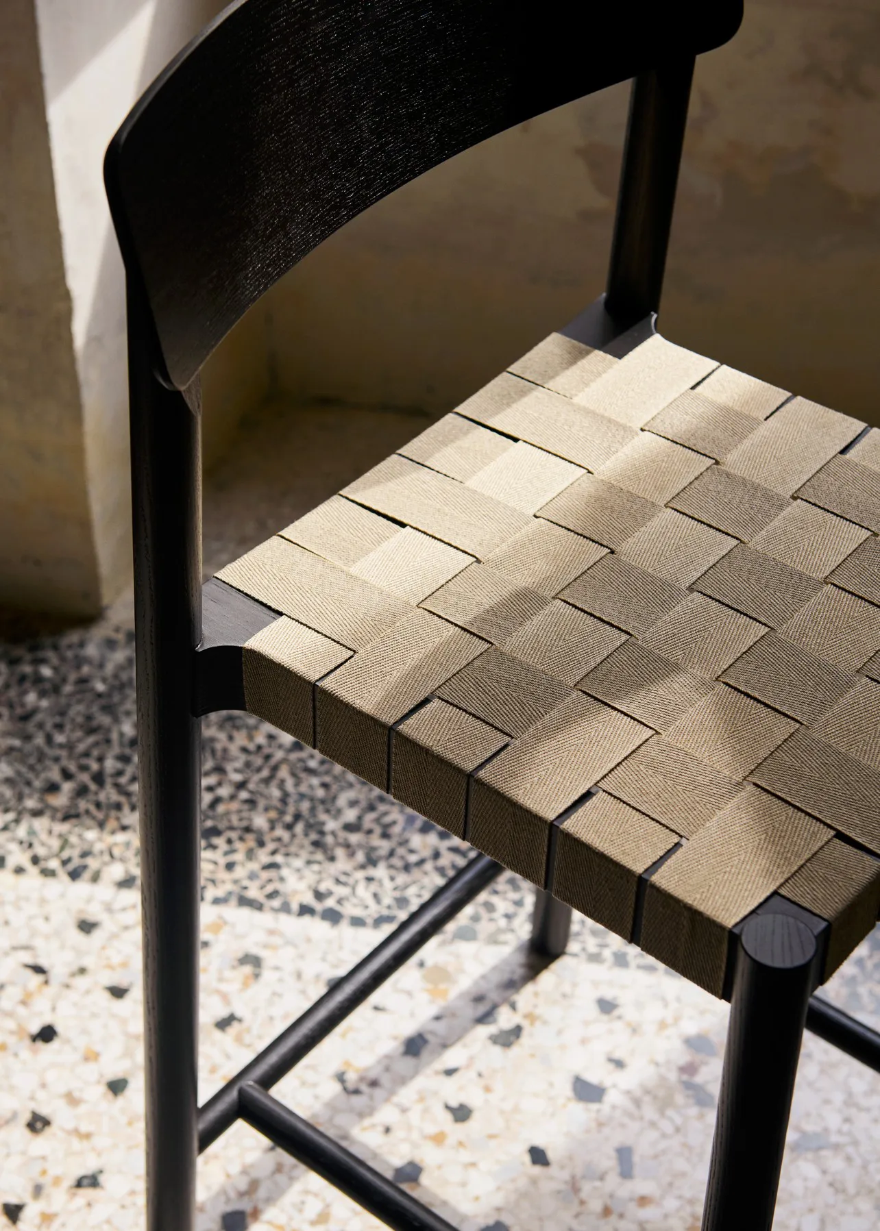 Betty TK12 Counter Chair Barstuhl 65 cm, Naturfarbenes leinen-schwarz lackierte esche &Tradition