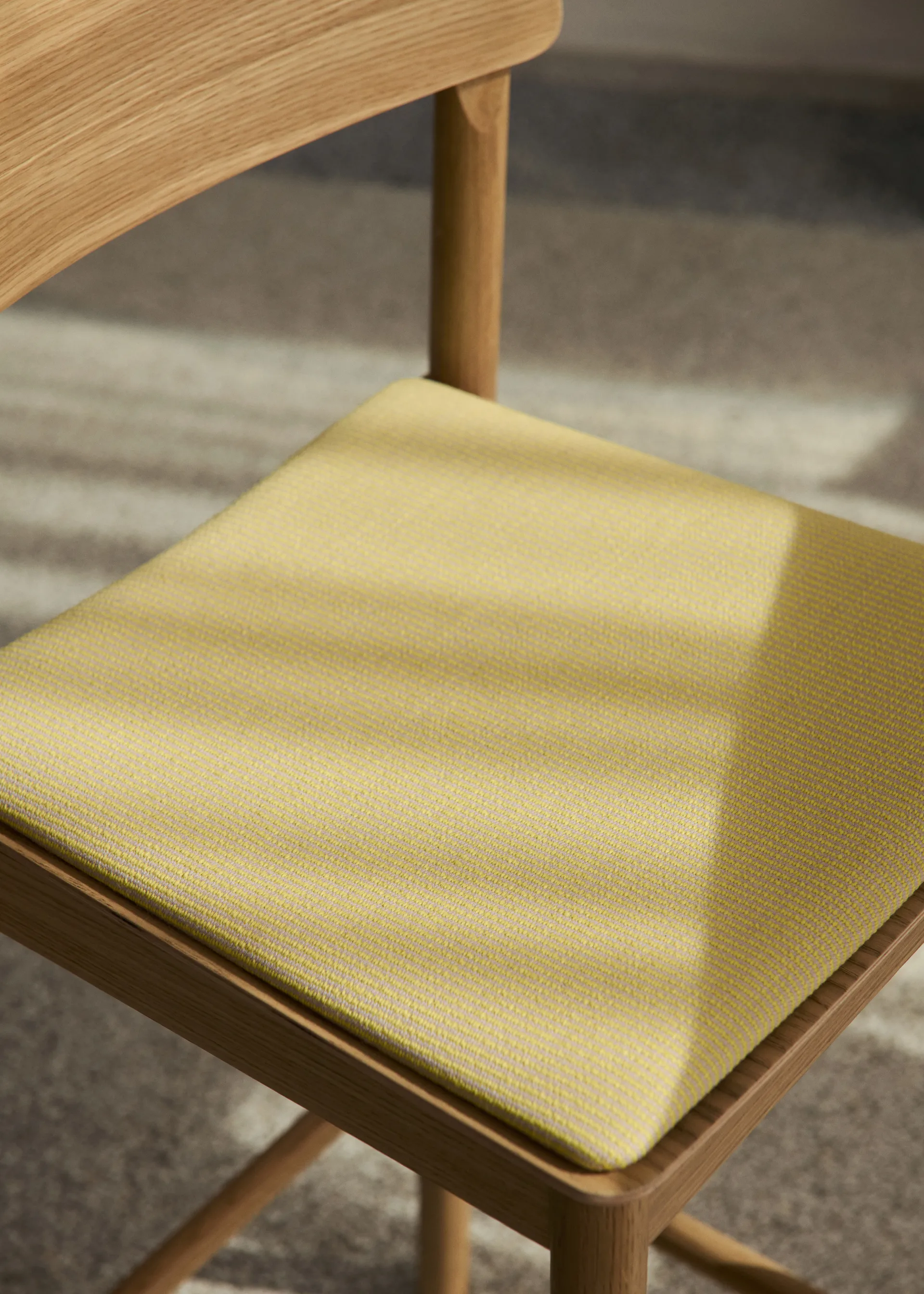 Betty TK17 Bar Chair Barstuhl 75 cm, Fuse 0421-lackierte eiche &Tradition