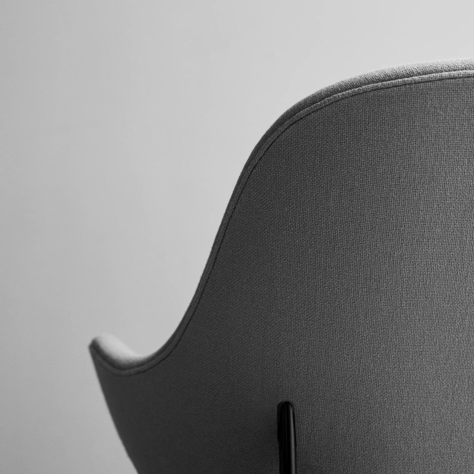 Catch JH14 Loungesessel, Stoff hallingdal 110 grey, Stahlgestell schwarz lackiert &Tradition