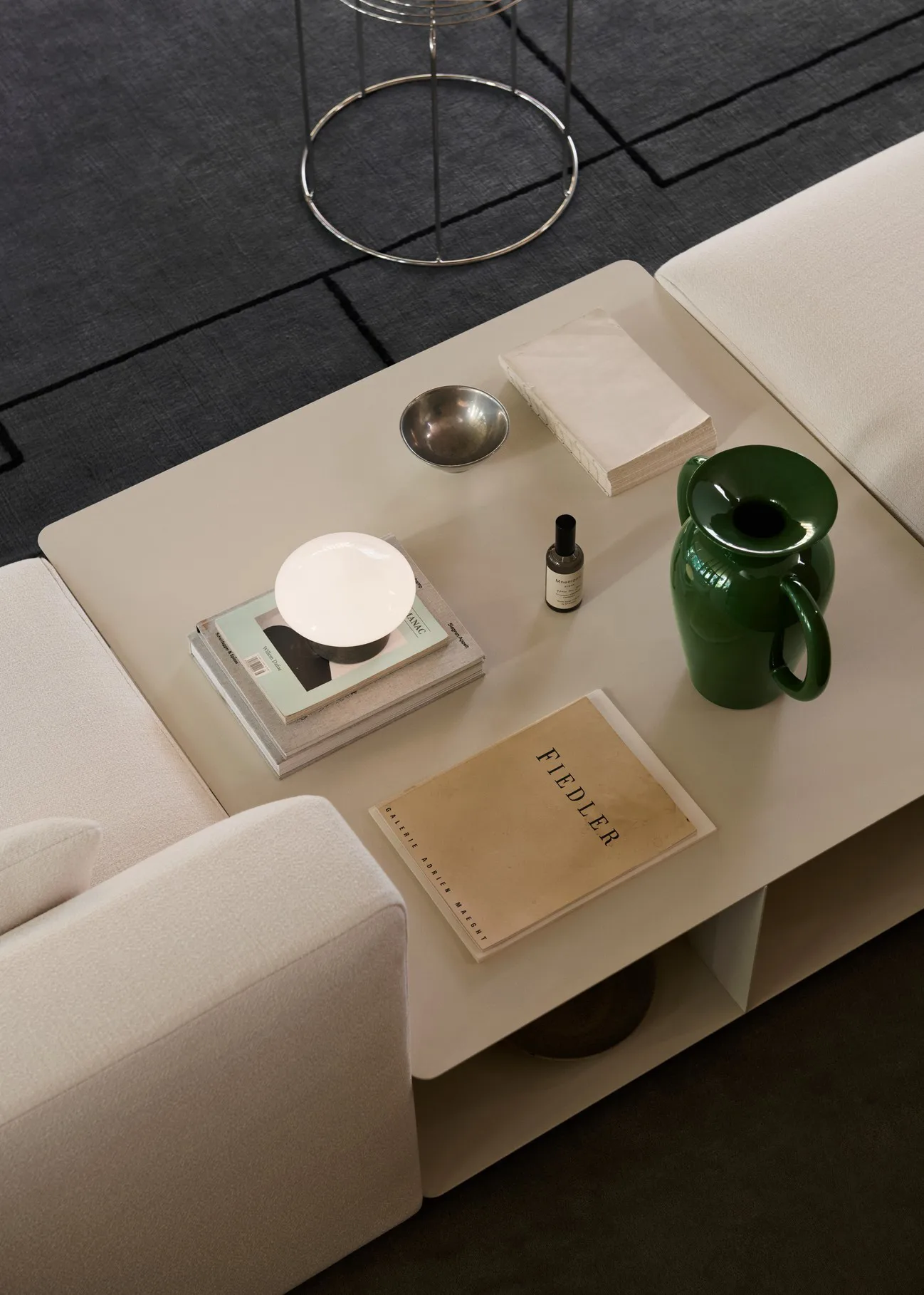 Develius EV3 Couchtisch, Steel ivory, Ø89x40 cm &Tradition