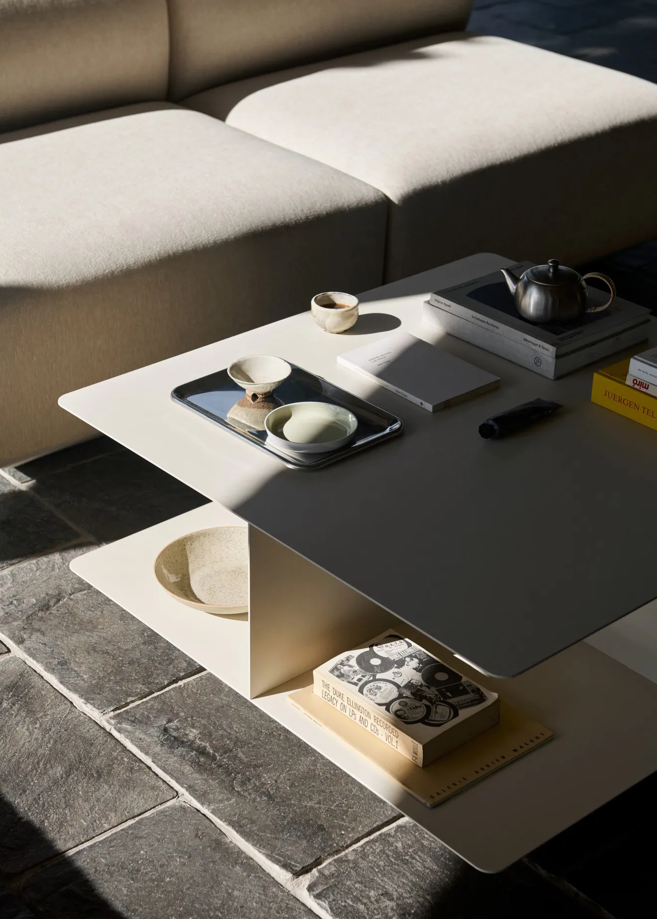 Develius EV3 Couchtisch, Steel ivory, Ø89x40 cm &Tradition