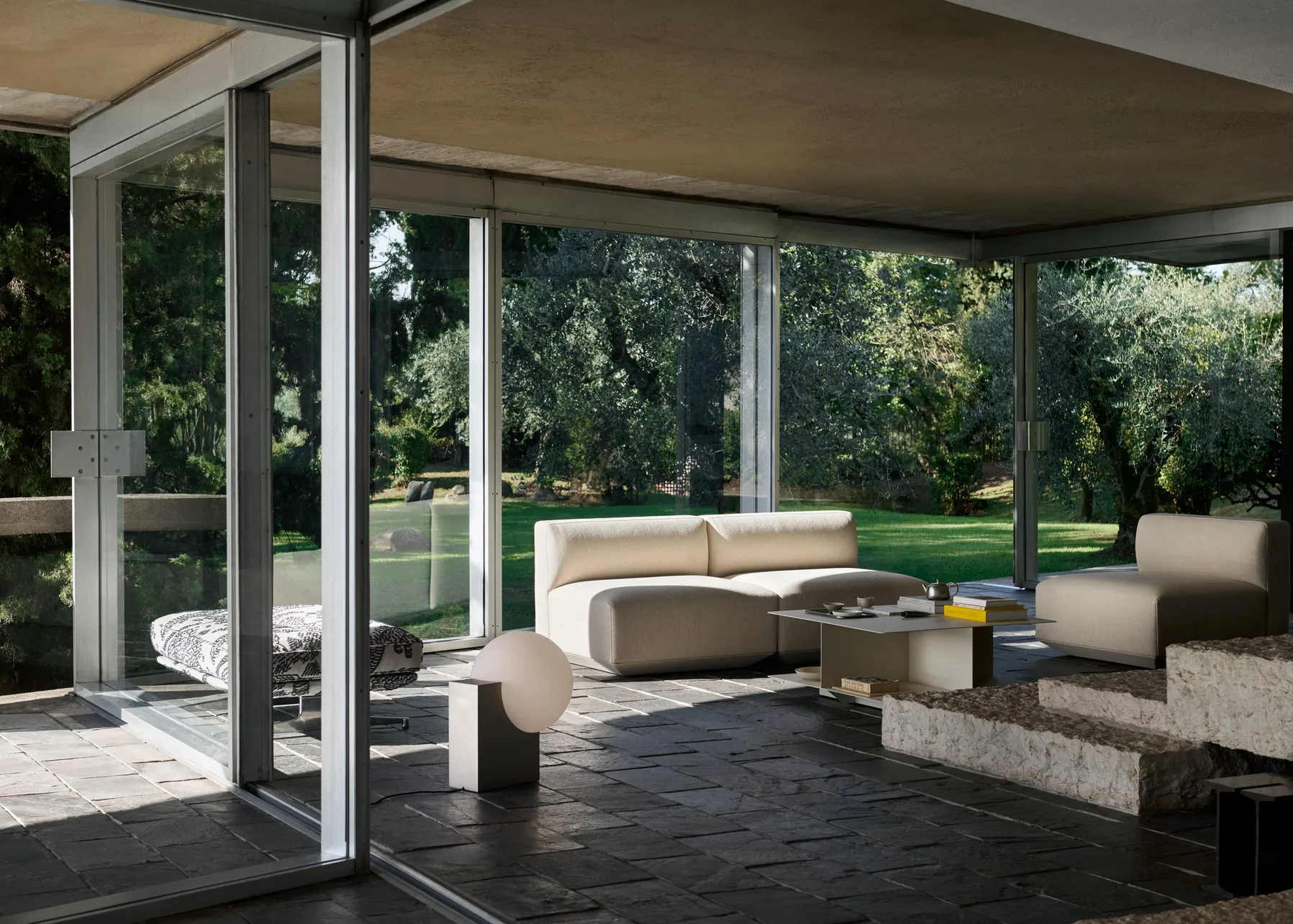 Develius EV3 Couchtisch, Steel ivory, Ø89x40 cm &Tradition