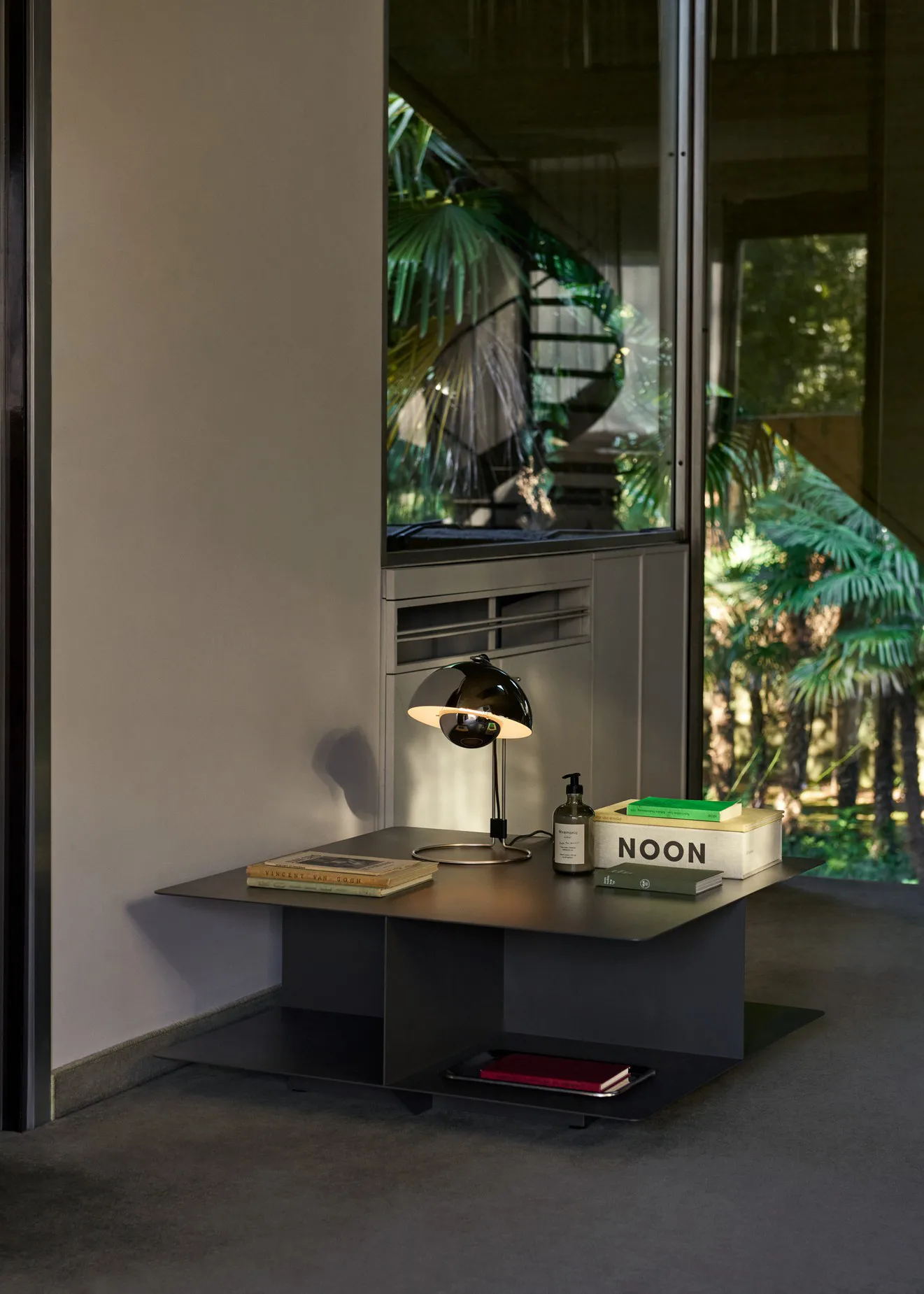 Develius EV3 Couchtisch, Steel stone grey, Ø89x40 cm &Tradition