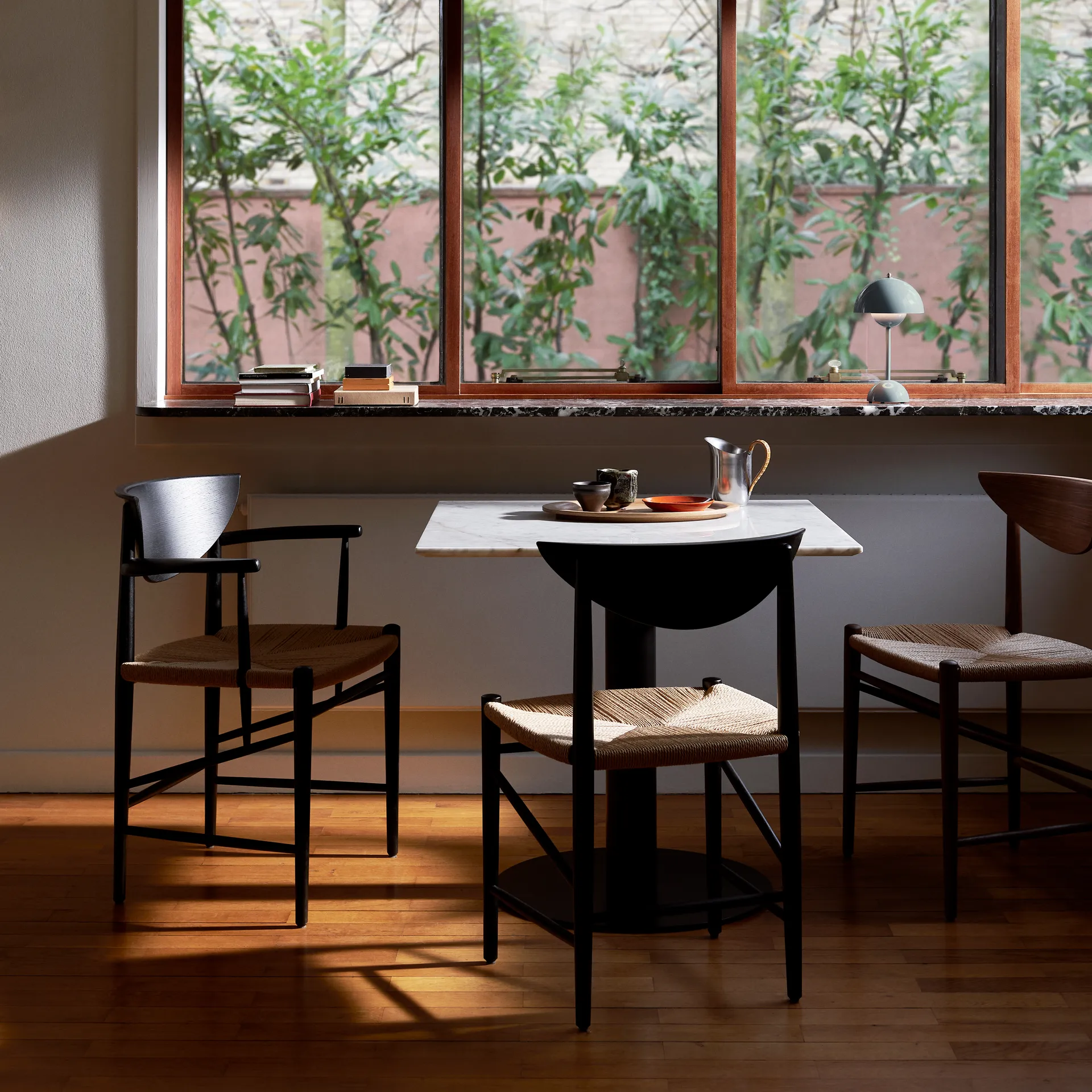 Drawn Stuhl HM4 mit Armlehne, Schwarze Eiche &Tradition