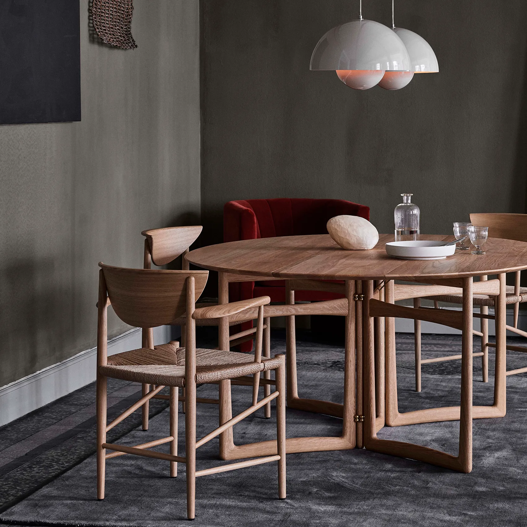 Drawn Stuhl HM4 mit Armlehne, Walnuss &Tradition