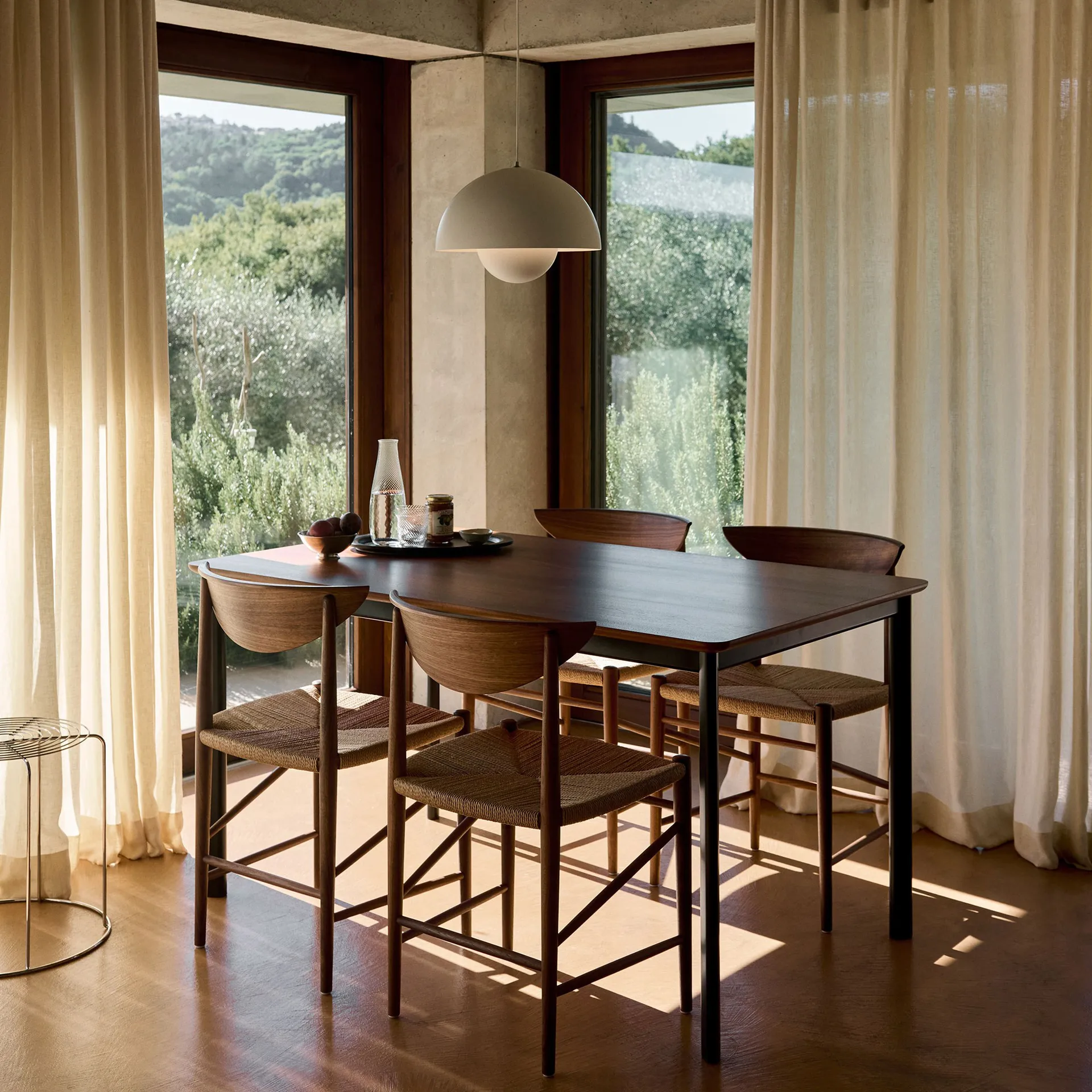 Drip HW115 Esstisch 83x143 cm, Black frame-clear lacq. walnut &Tradition