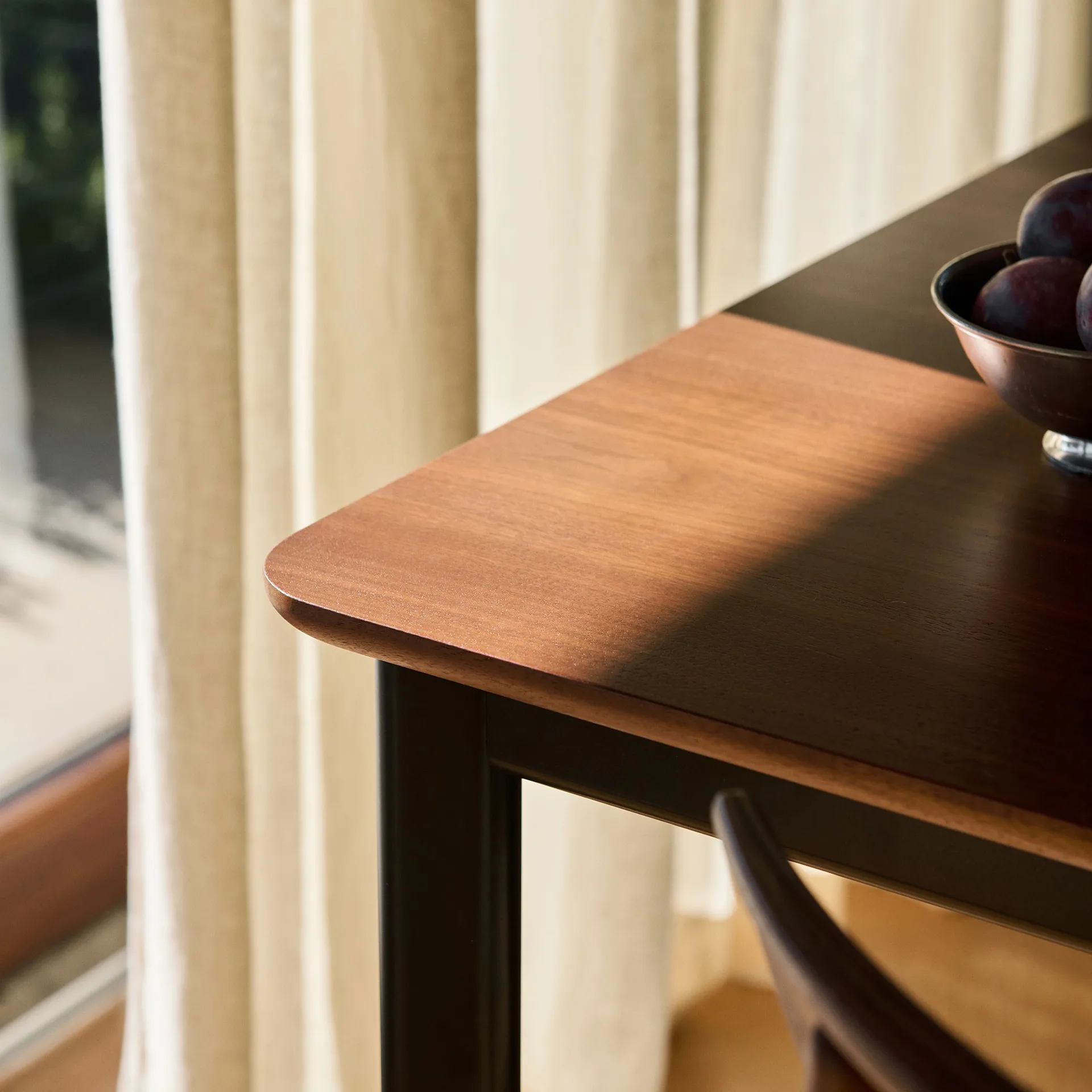 Drip HW117 Esstisch 103x253 cm, Black frame-clear lacq. walnut &Tradition