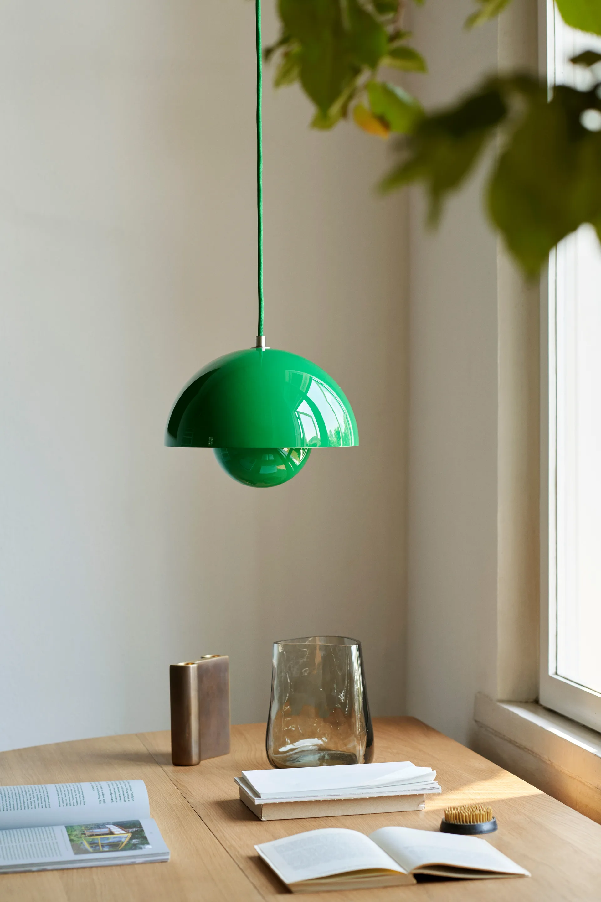 Flowerpot VP1 Pendelleuchte, Signal green &Tradition