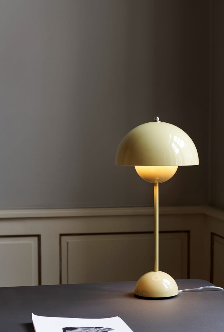 FlowerPot VP3 Tischleuchte, Pale sand &Tradition