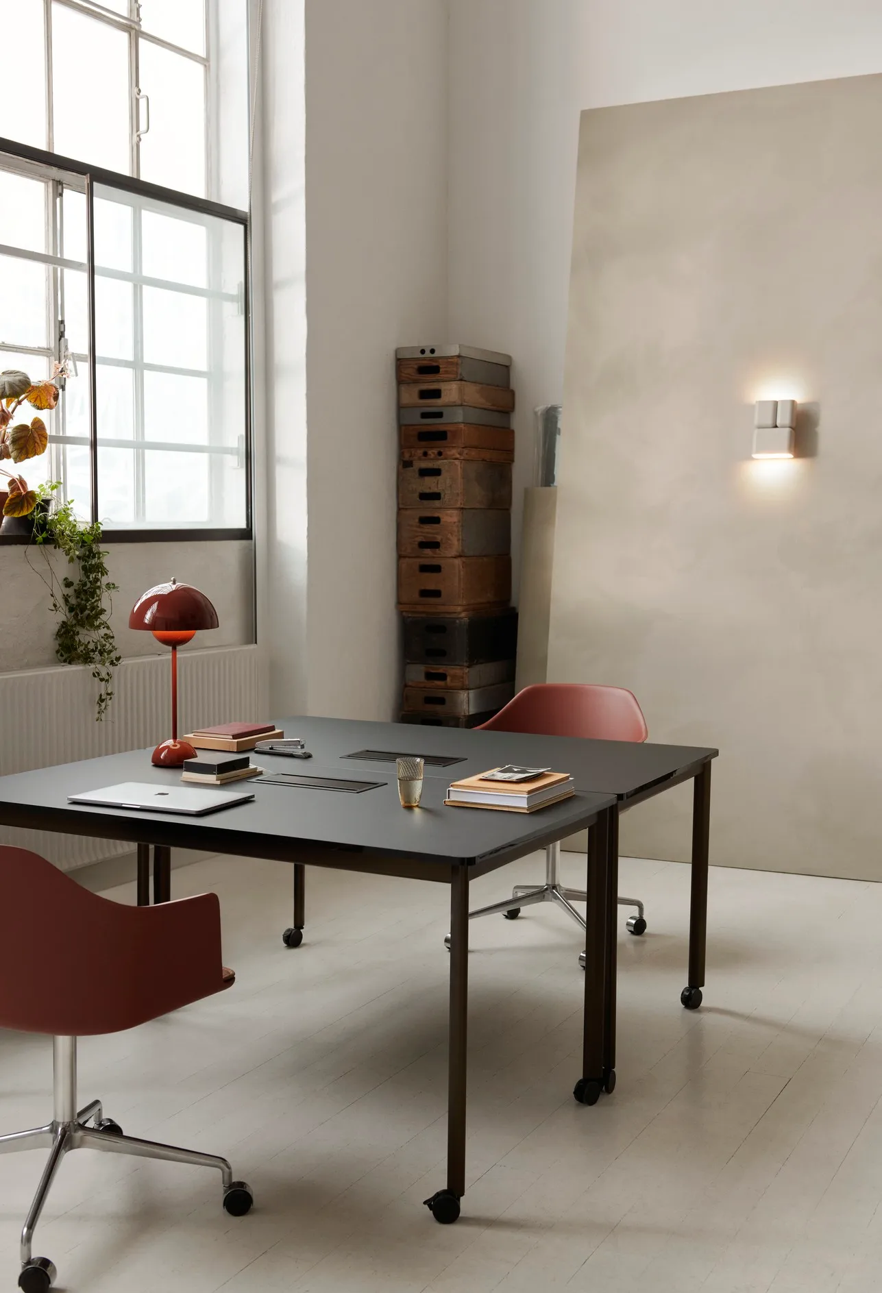 FlowerPot VP3 Tischleuchte, Vermilion red &Tradition