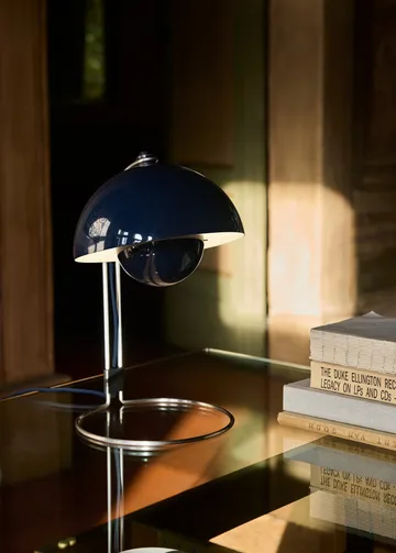 FlowerPot VP4 Tischleuchte - Steel blue - &Tradition