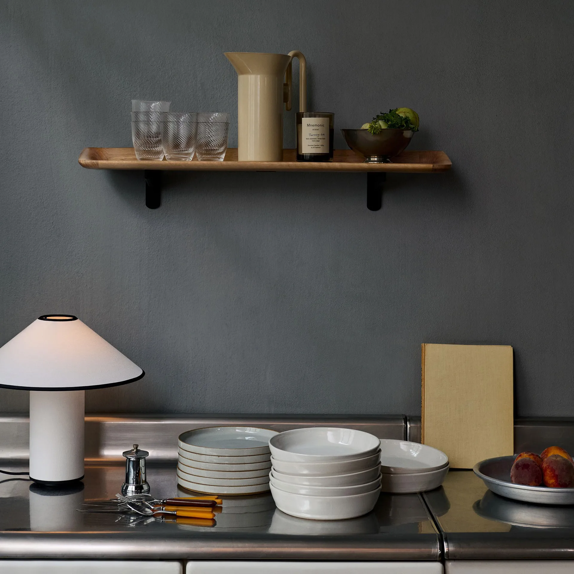 Guild HM14 Wandregal 75 cm, Solid lacquered oak &Tradition