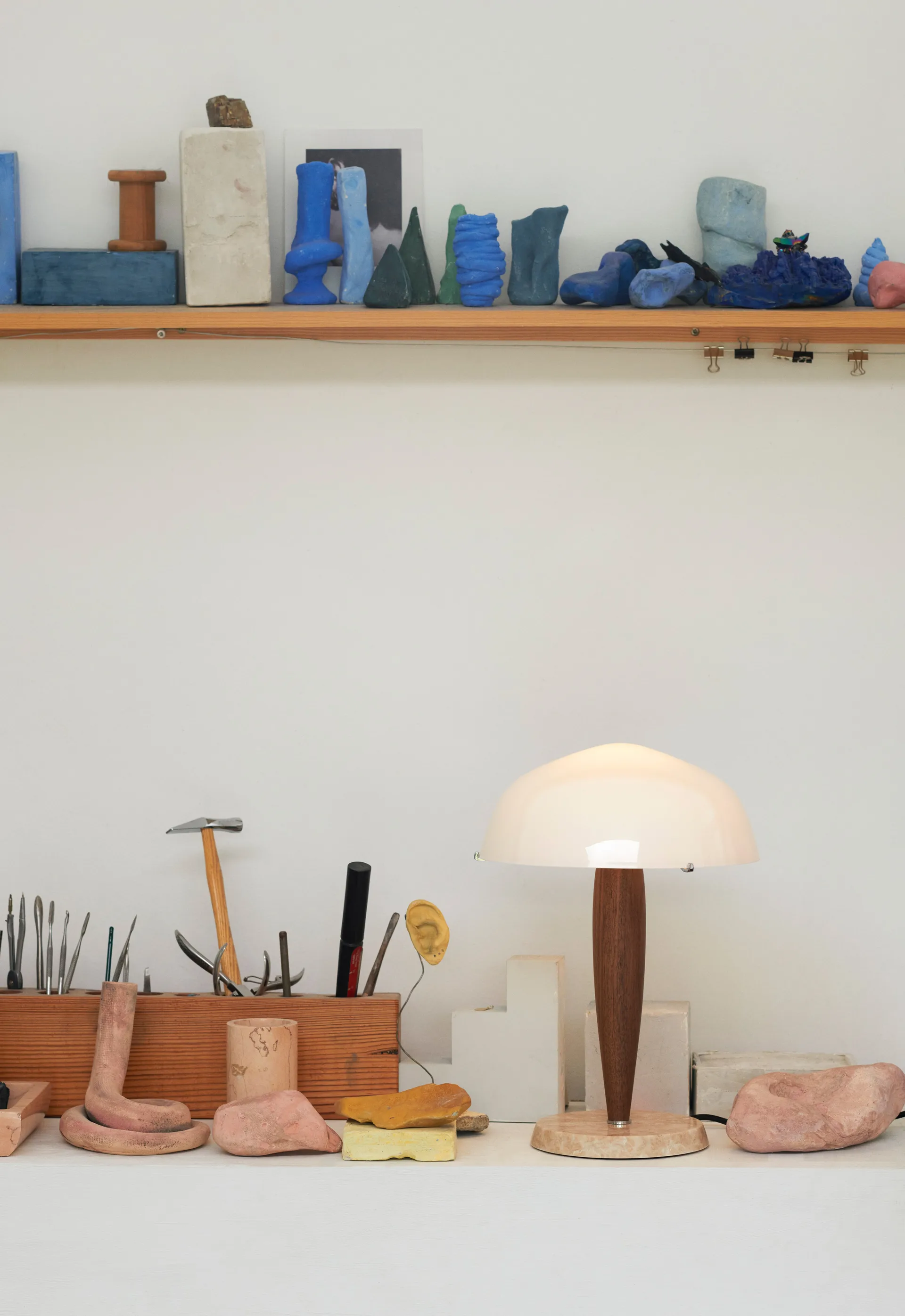 Herman SHY3 Tischleuchte, Walnut & Cream Marble, Textilkabel &Tradition