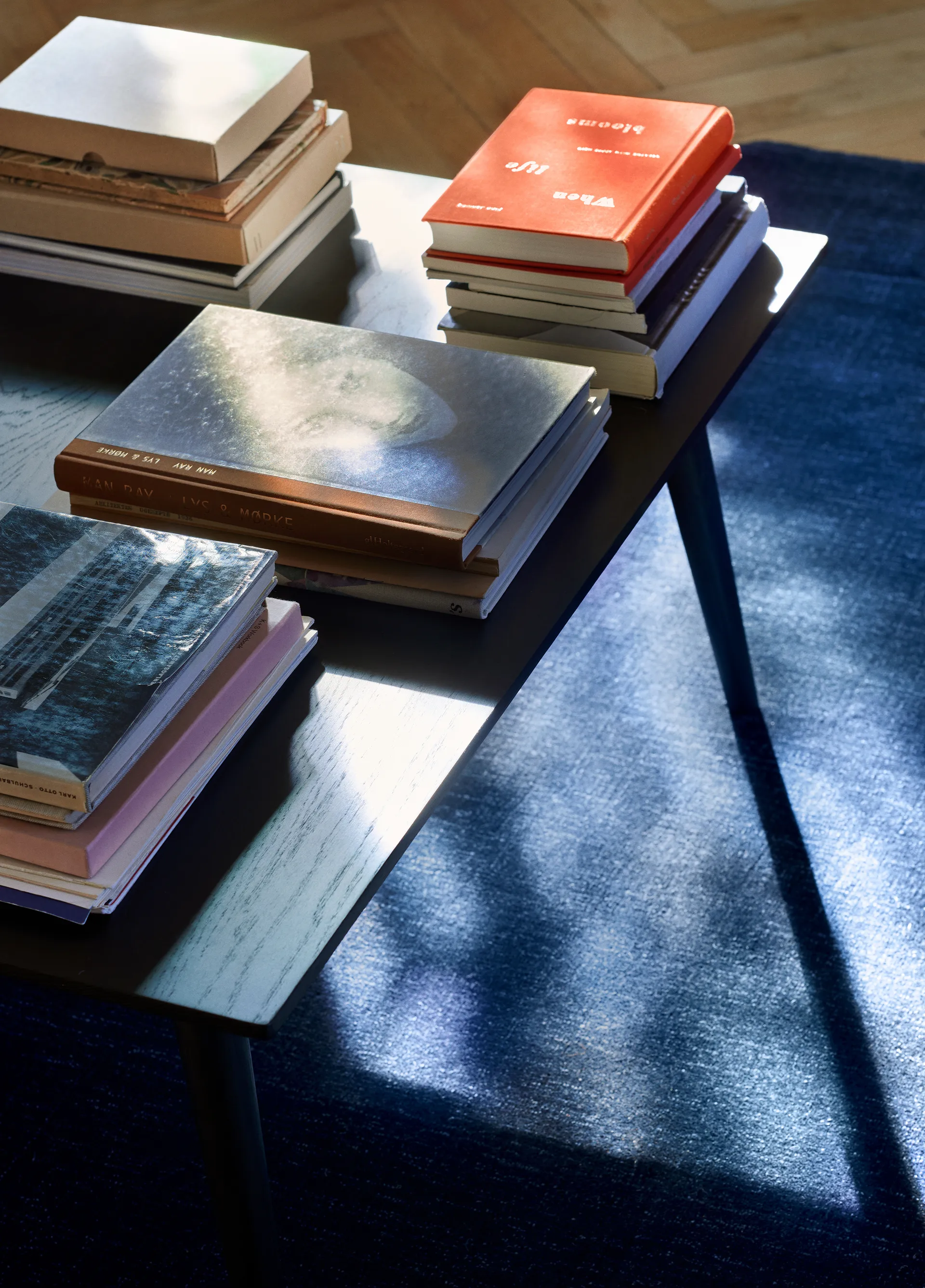 In Between Beistelltisch SK24 90 x 90cm, Eiche schwarz lackiert &Tradition