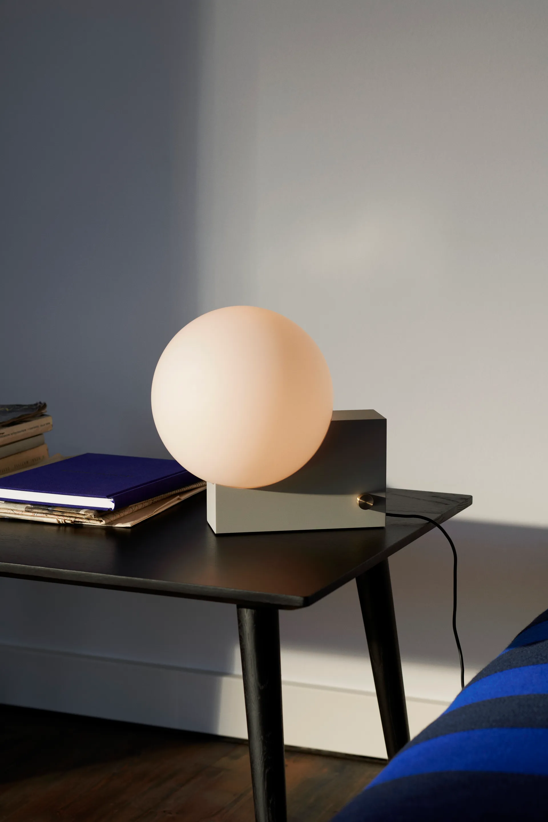 In Between SK23 Beistelltisch 50 x 110cm, Eiche schwarz lackiert &Tradition