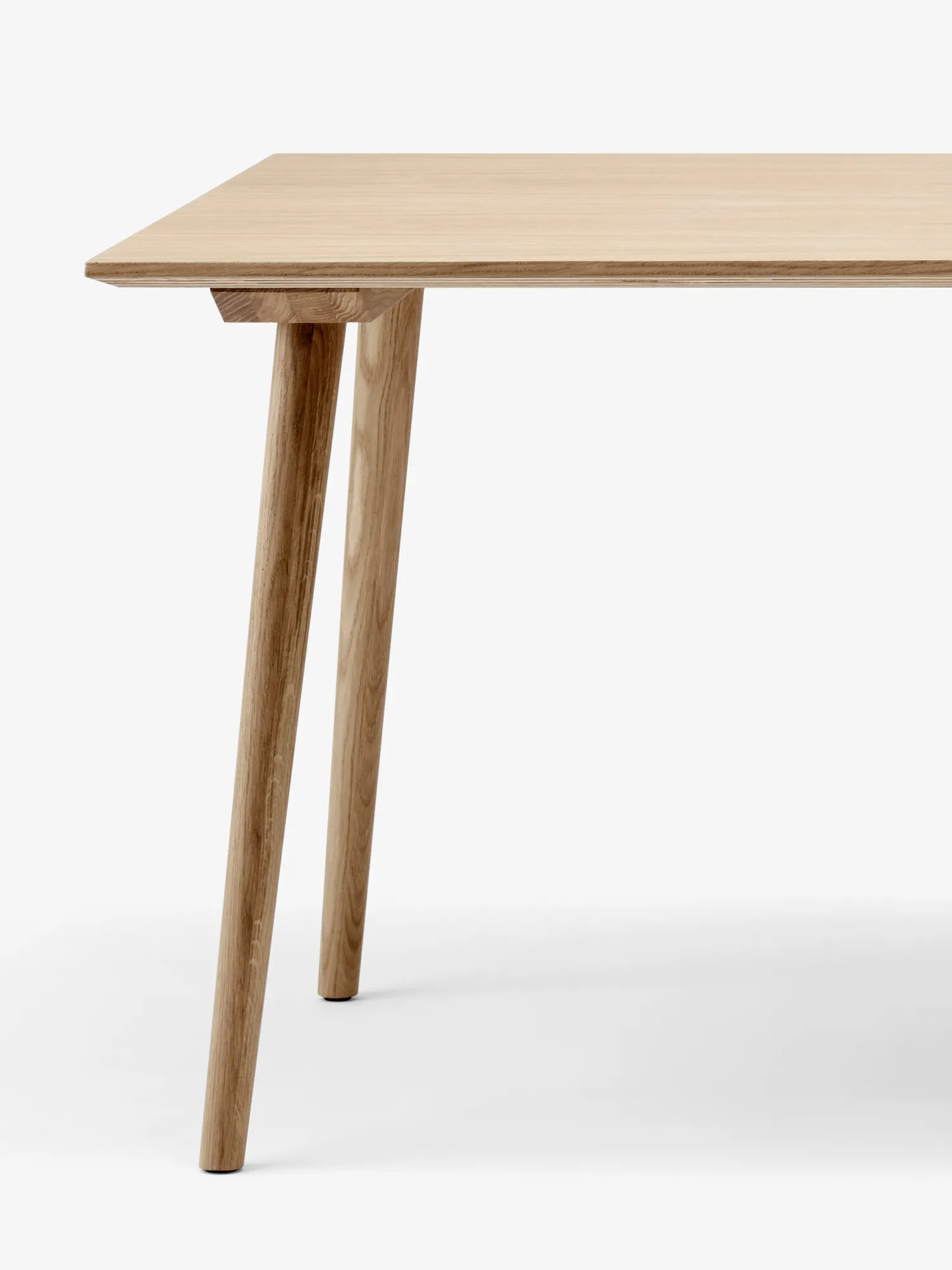 In Between Tisch SK6, Eiche klar lackiert &Tradition