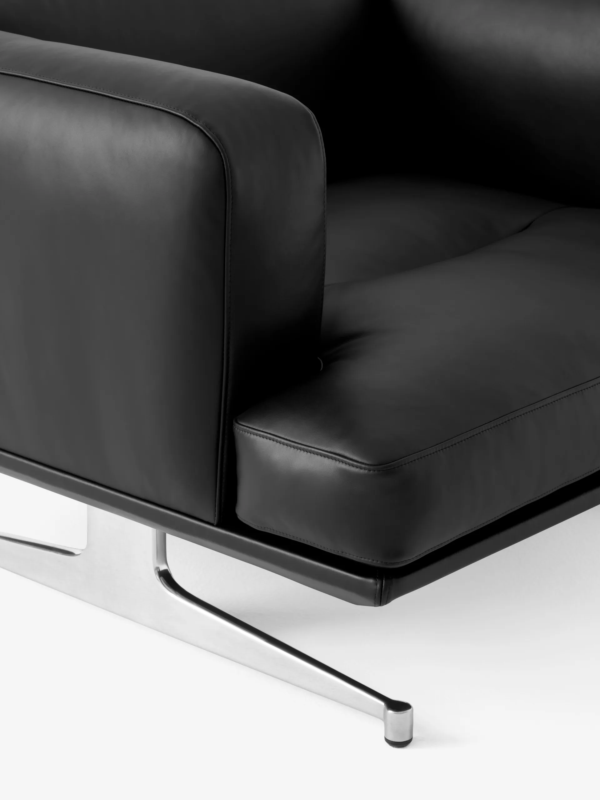 Inland AV21 Sessel, Noble Leder schwarz-polished alu &Tradition