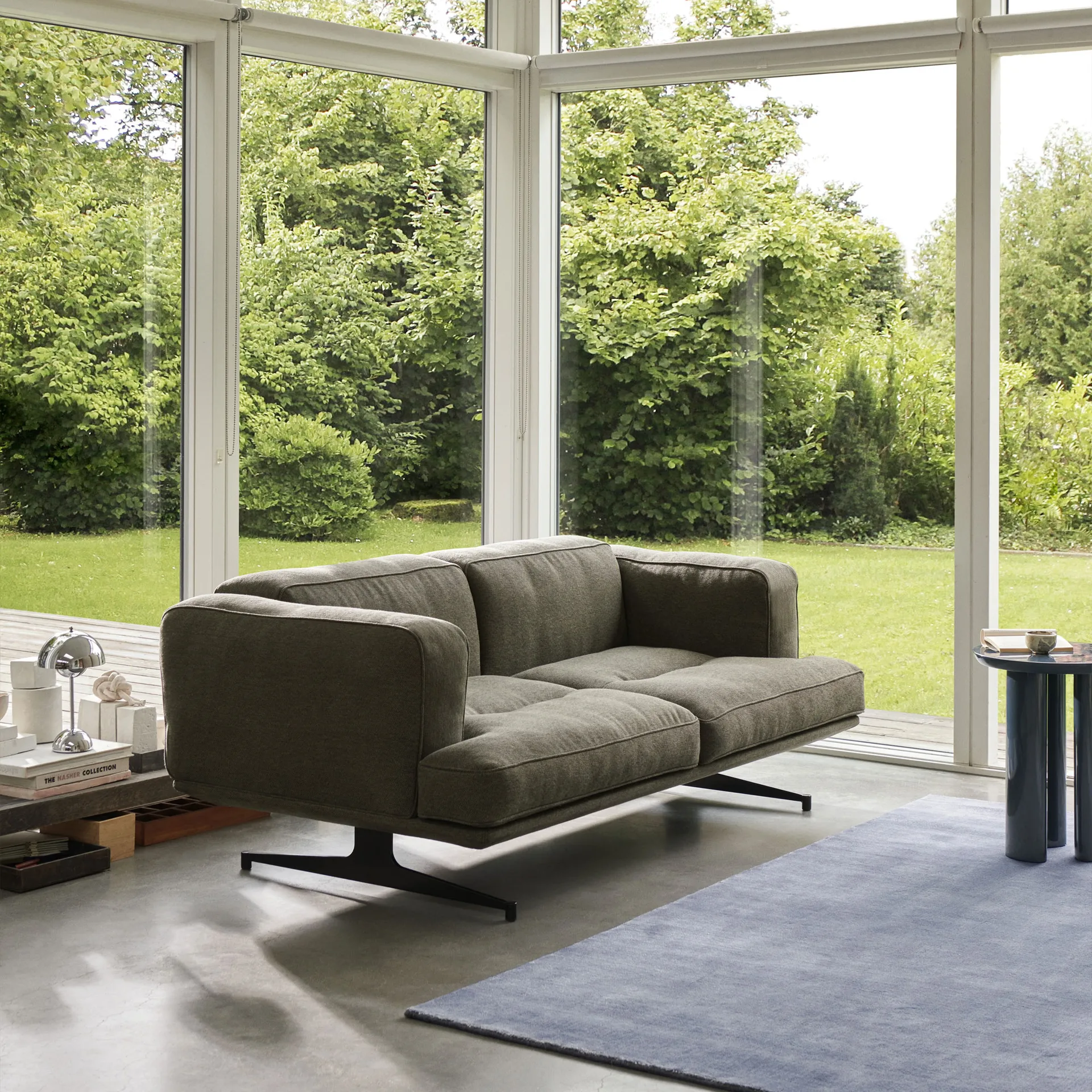 Inland AV22 Sofa 2-Sitzer, Clay 0014-warm black &Tradition