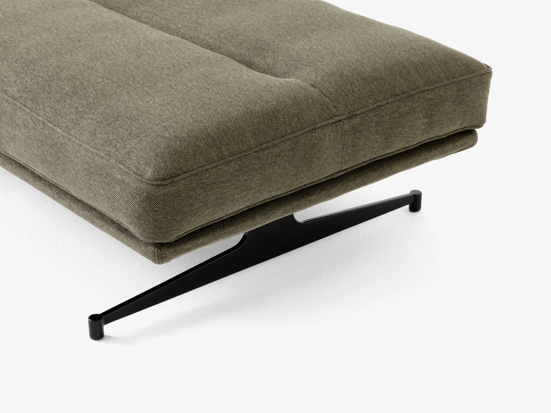 Inland AV32 pouf 78x113cm, Clay 0014-warm black &Tradition