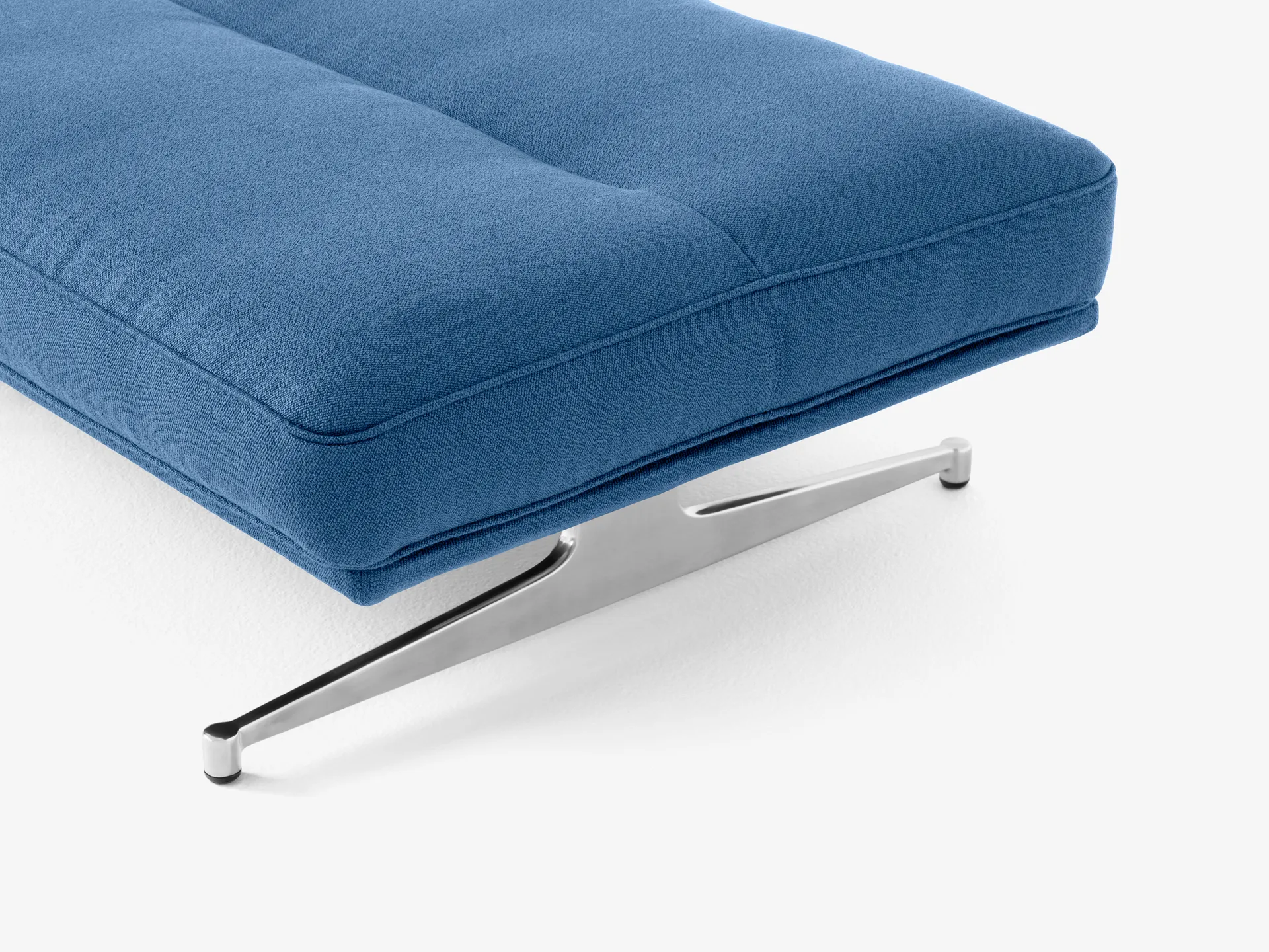 Inland AV32 pouf 78x113cm, Vidar 733-polished Aluminium &Tradition