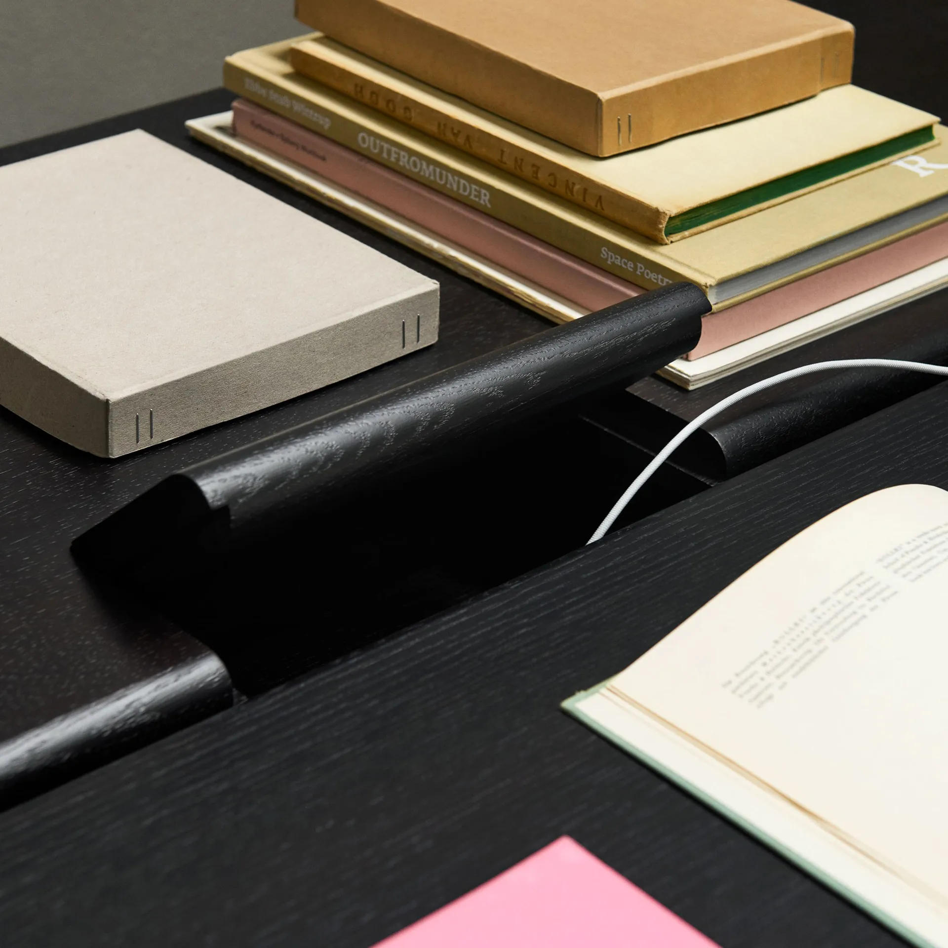 Ita OS1 Esstisch mit Kabelmanagement 95x200 cm, Dark stained oak &Tradition