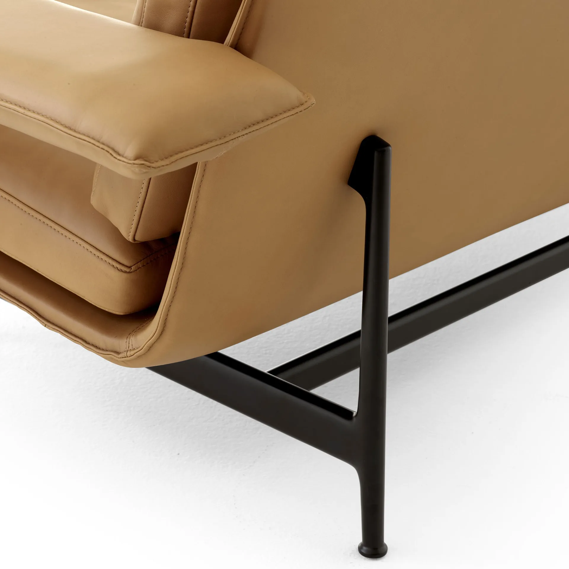 Meantime AV30 2-Sitzer Sofa, Warm black-Noble leather Cognac &Tradition