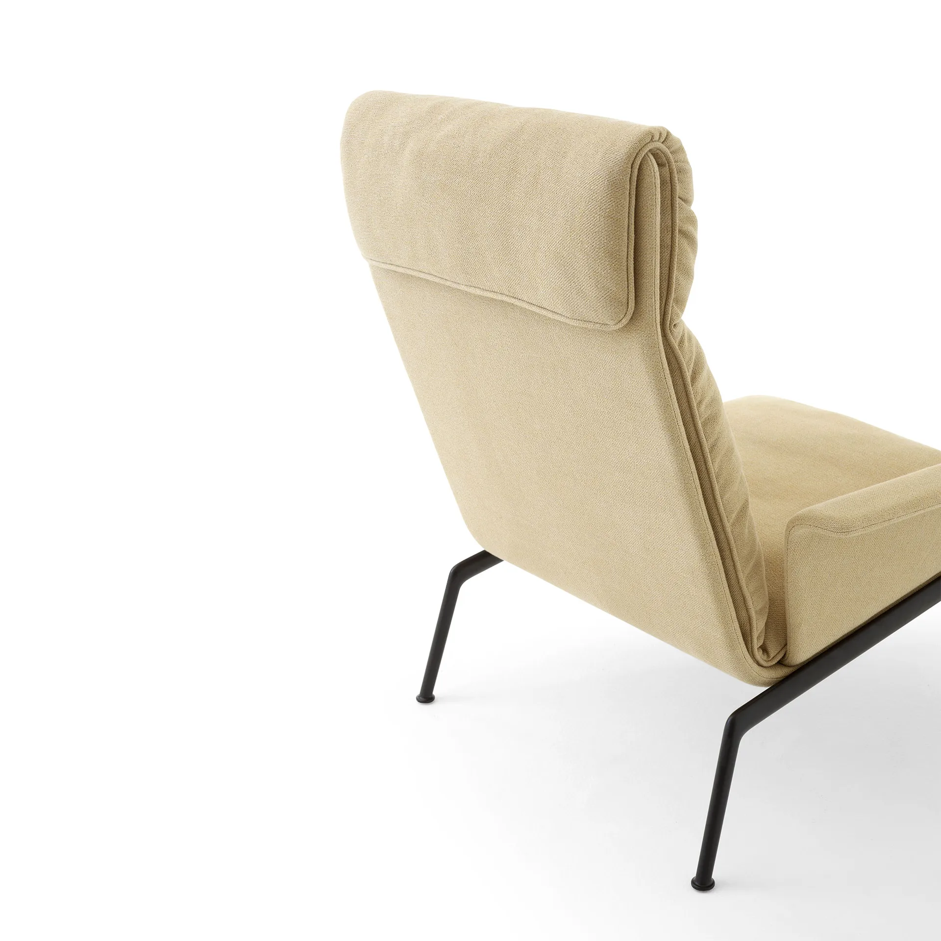 Muno LN17 High back Lounge-Sessel, Warm black-Clay 0007 &Tradition