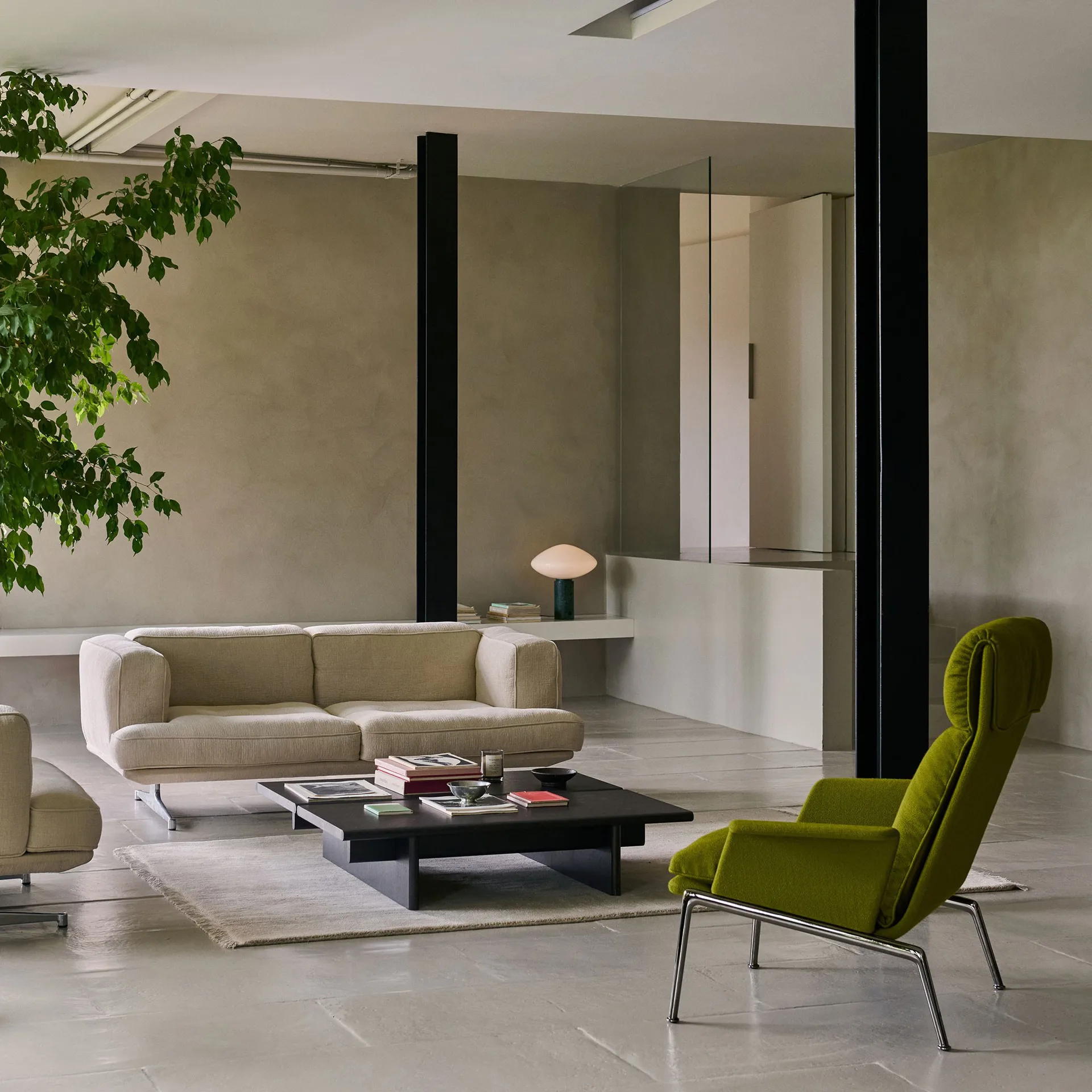 Muno LN17 High back Lounge-Sessel, Warm black-Vidar 0956 &Tradition