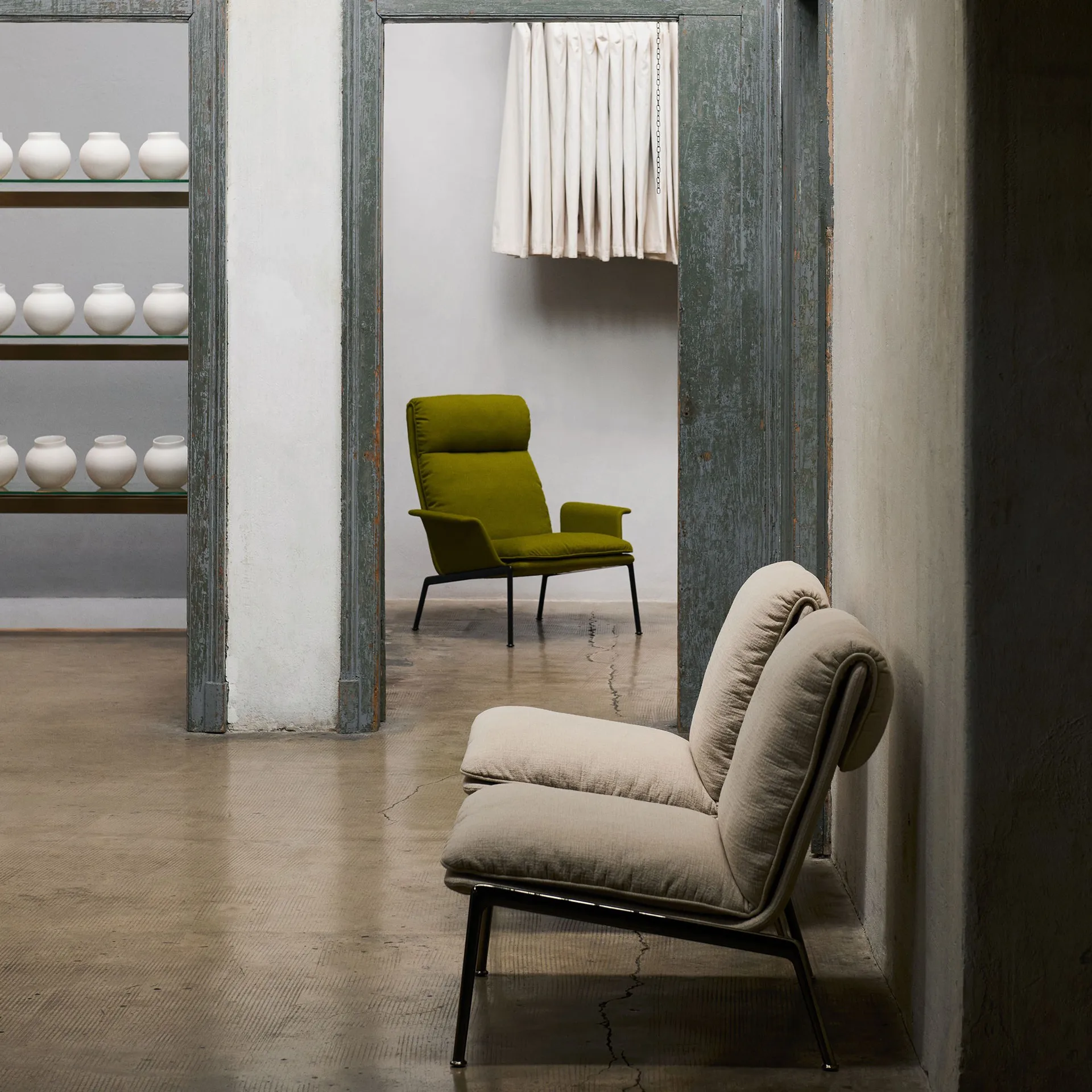 Muno LN17 High back Lounge-Sessel, Warm black-Vidar 0956 &Tradition