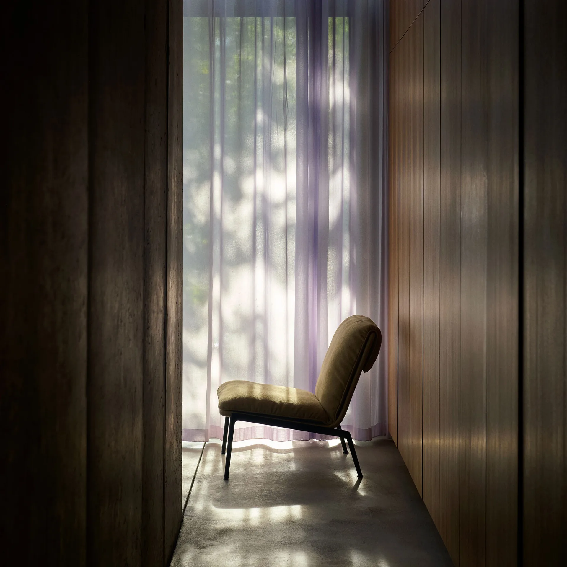 Muno LN18 Lounge-Sessel, Warm black-Clay 0007 &Tradition