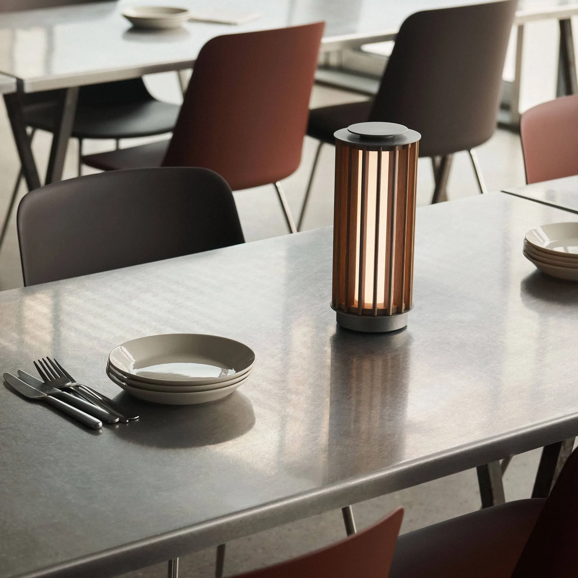 Numbra TY3 tragbare Tischleuchte, Lackierte Eiche-getrommeltes Aluminium &Tradition