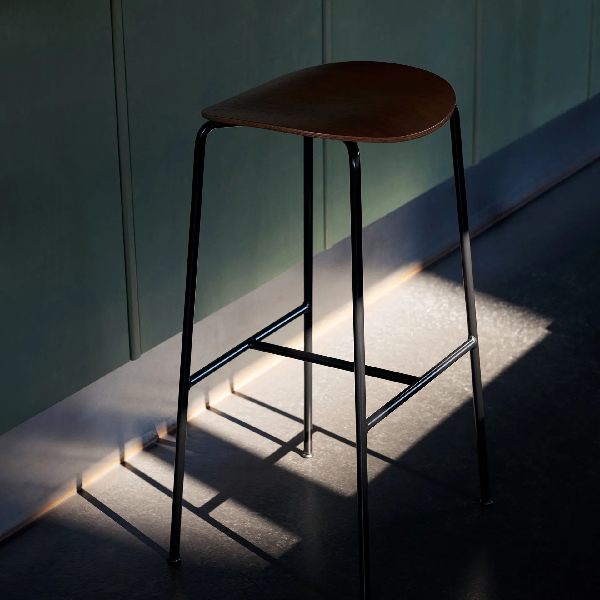 Pavilion AV37 Barhocker 68 cm, Black-lacquered oak &Tradition