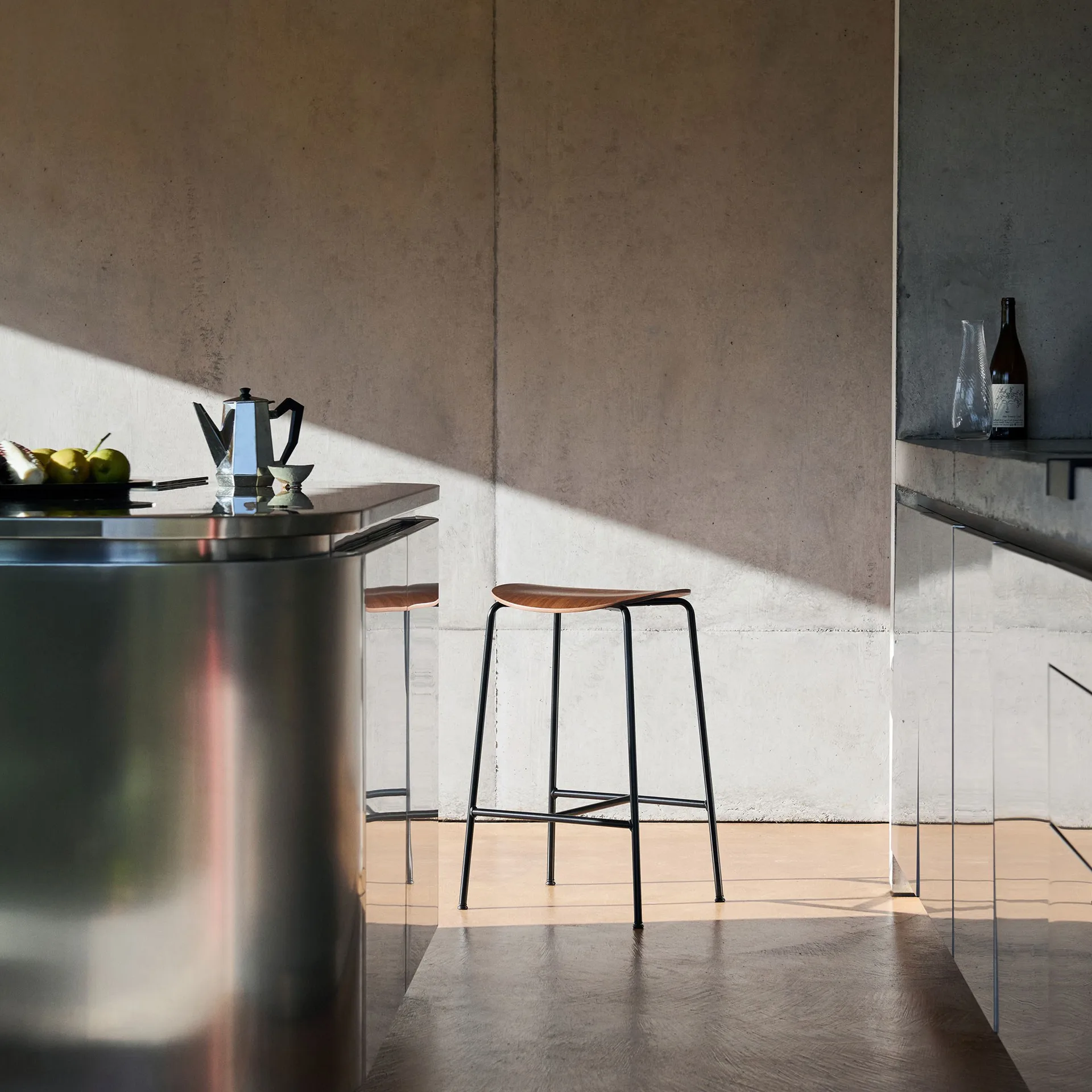 Pavilion AV38 Barhocker 79 cm, Black-lacquered walnut &Tradition