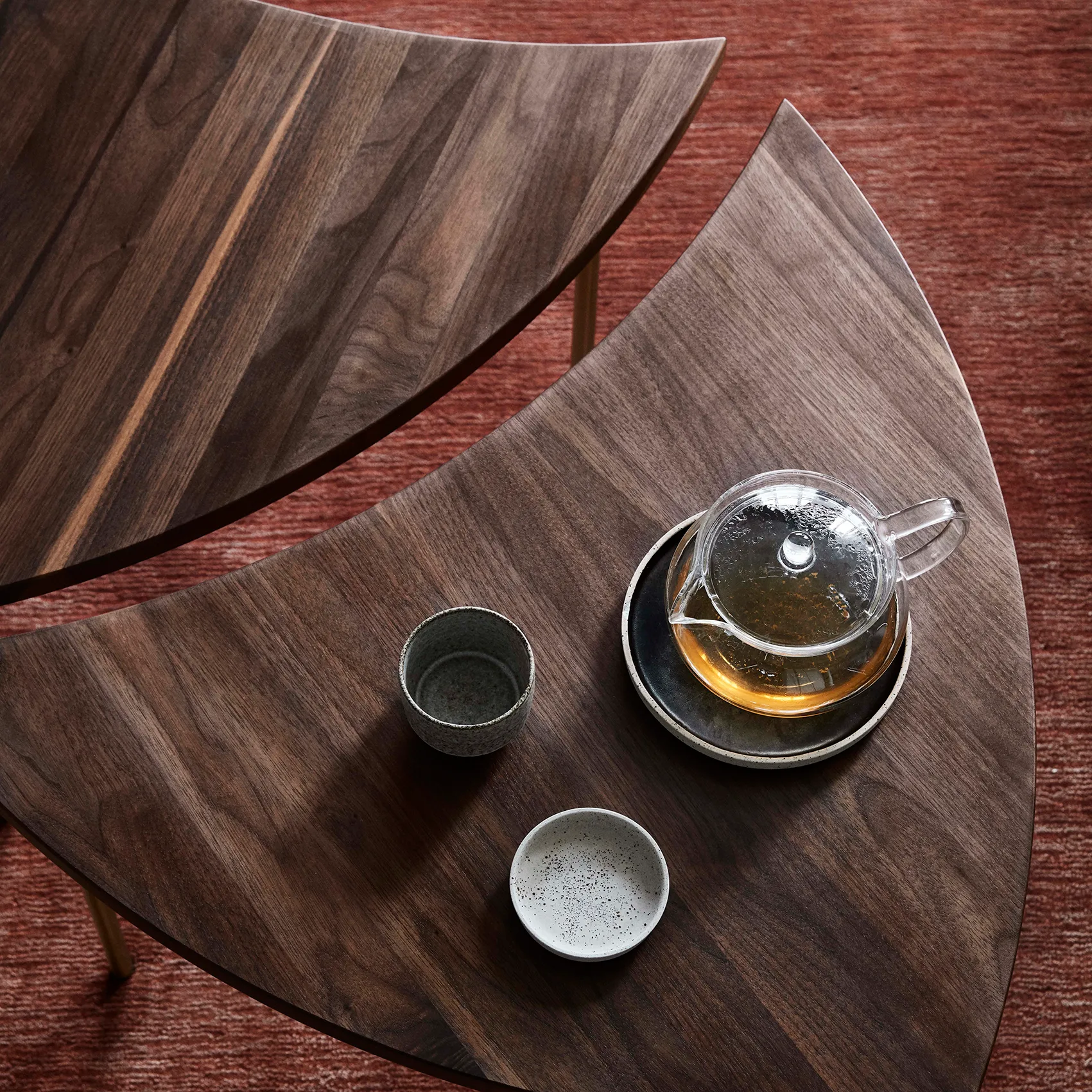 Pinwheel Beistelltisch HM7, Walnuss &Tradition