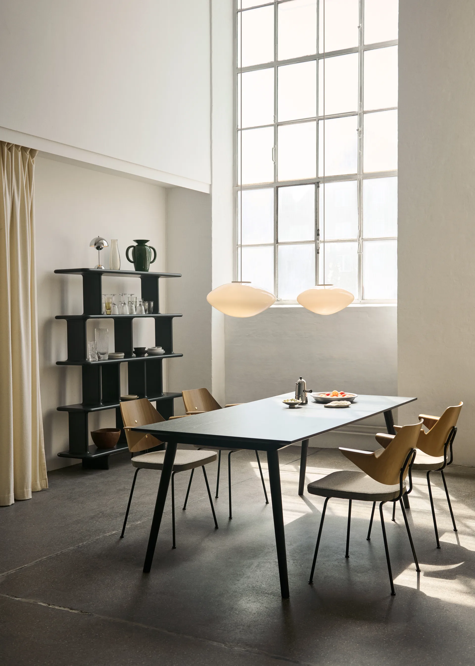 RFH RD7 Armlehnstuhl, Walnut-Beech-Brown &Tradition