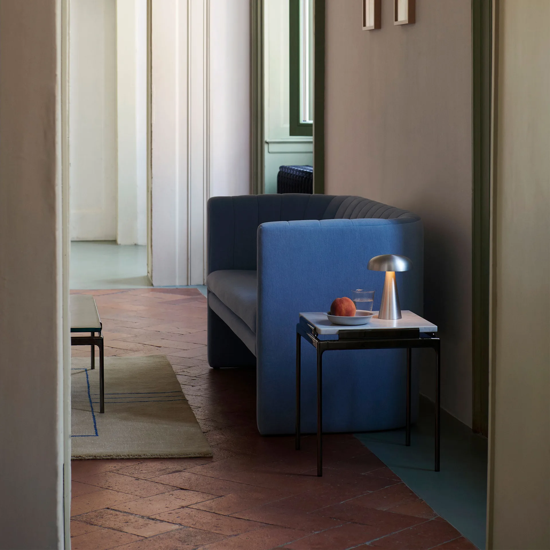 Sett LN11 Beistelltisch, Bianco carrara-dark chrome &Tradition