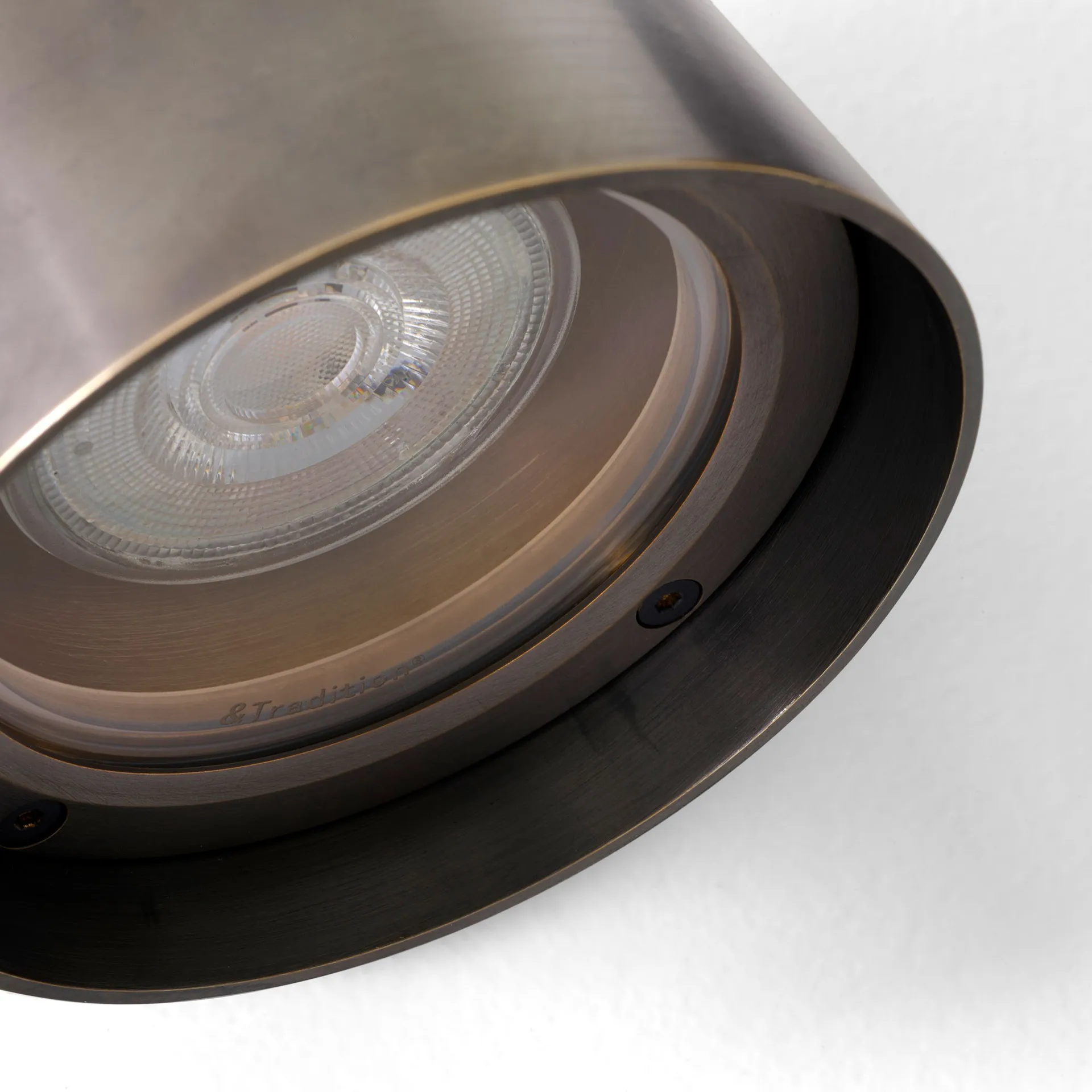 Solid SC105 Wandleuchte, Bronzed brass &Tradition