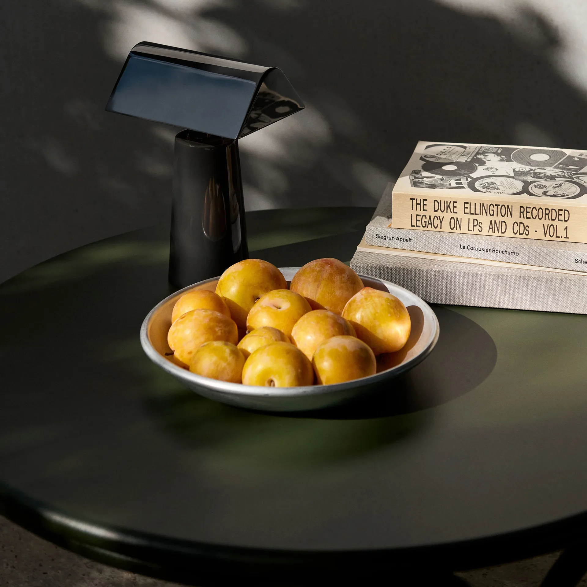 Thorvald SC108 Couchtisch, Bronze green, Ø70 cm &Tradition