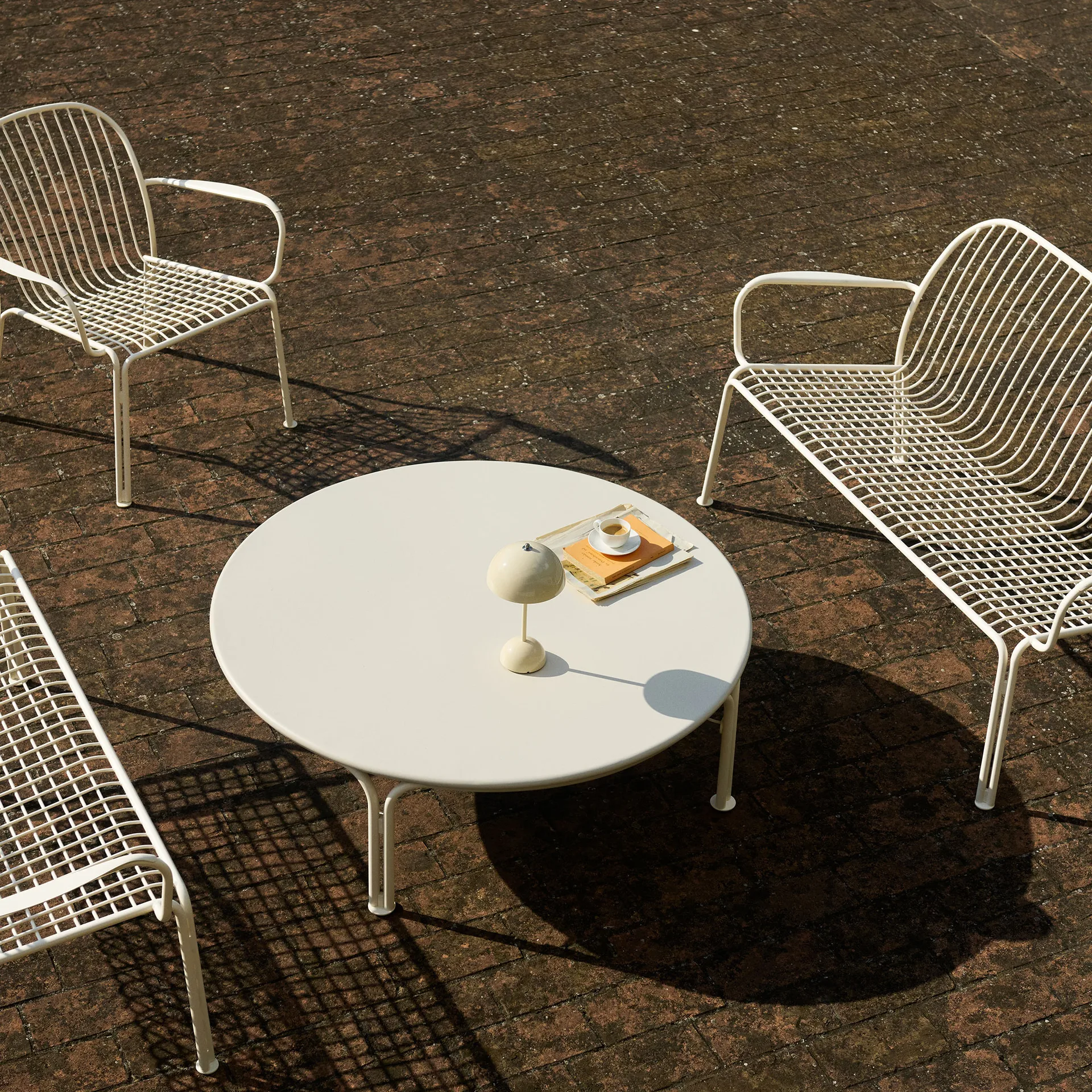 Thorvald SC109 Couchtisch, Ivory, Ø115 cm &Tradition