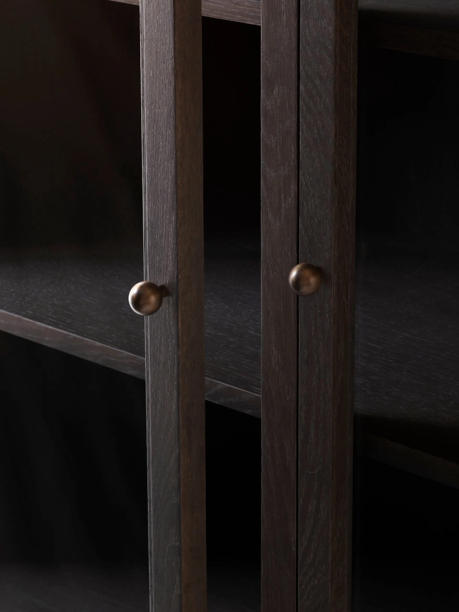 Trace SC88 Vitrinenschrank 120x192x40cm, Dark stained oak &Tradition