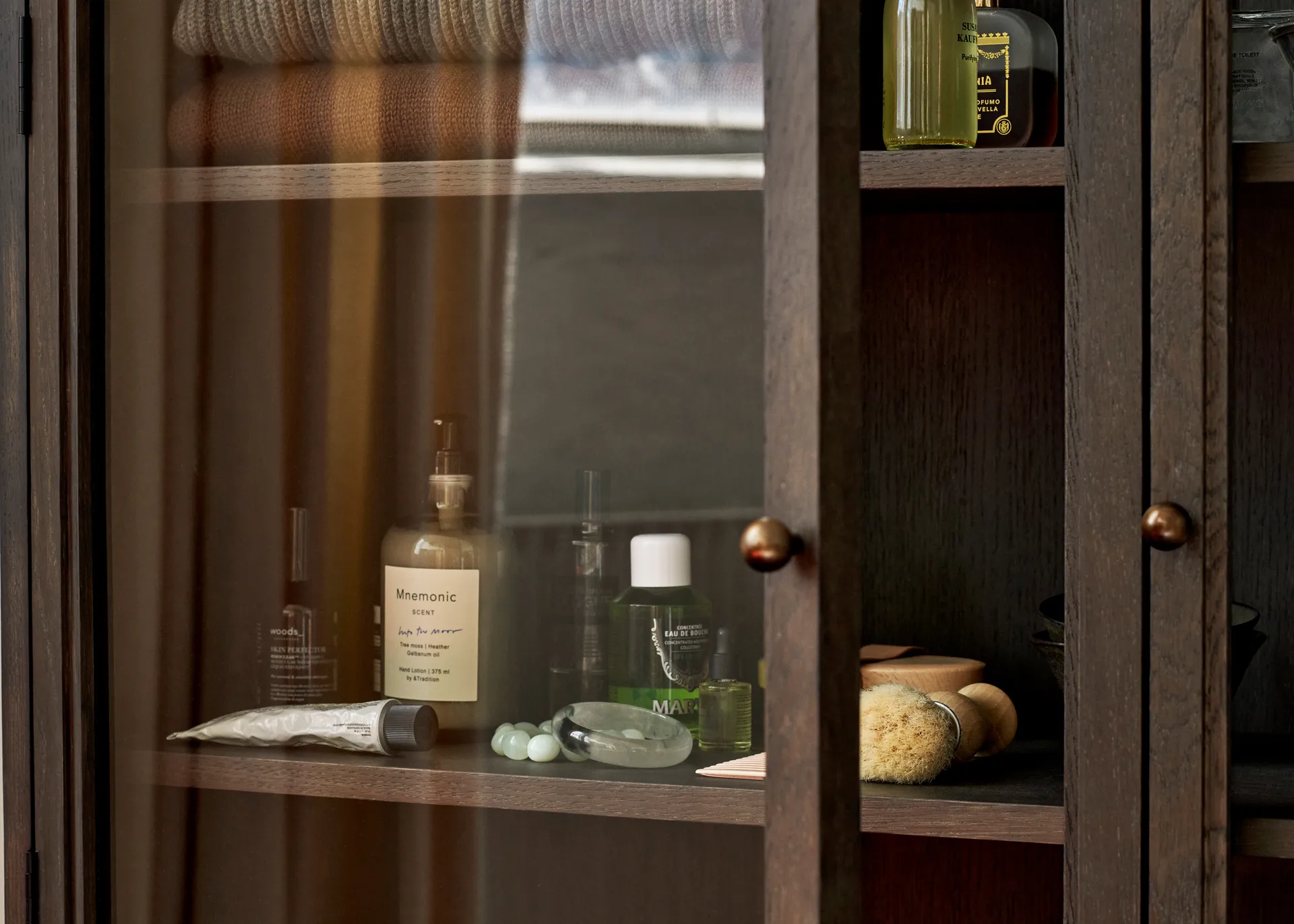 Trace SC88 Vitrinenschrank 120x192x40cm, Dark stained oak &Tradition