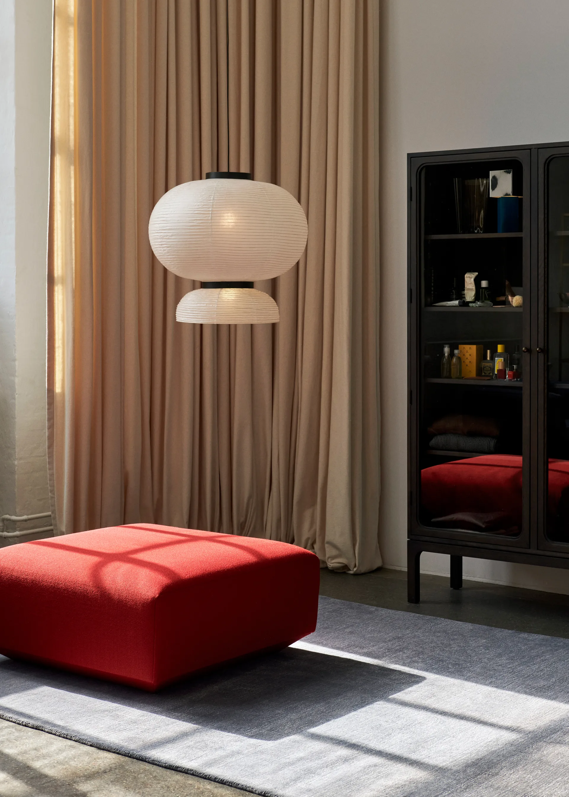 Trace SC88 Vitrinenschrank 120x192x40cm, Dark stained oak &Tradition